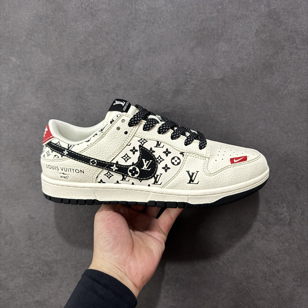 【定制版】Nike SB Dunk Low LV联名 米黑红印花 周年高端定制 低帮休闲板鞋  #定制鞋盒 大厂纯原品质出货 超高清洁度 皮料切割干净无任何毛边 细节完美 货号:HT5088-607  尺码:36 36.5 37.5 38 38.5 39 40 40.5 41 42 42.5 43 44 44.5 45-选品中心