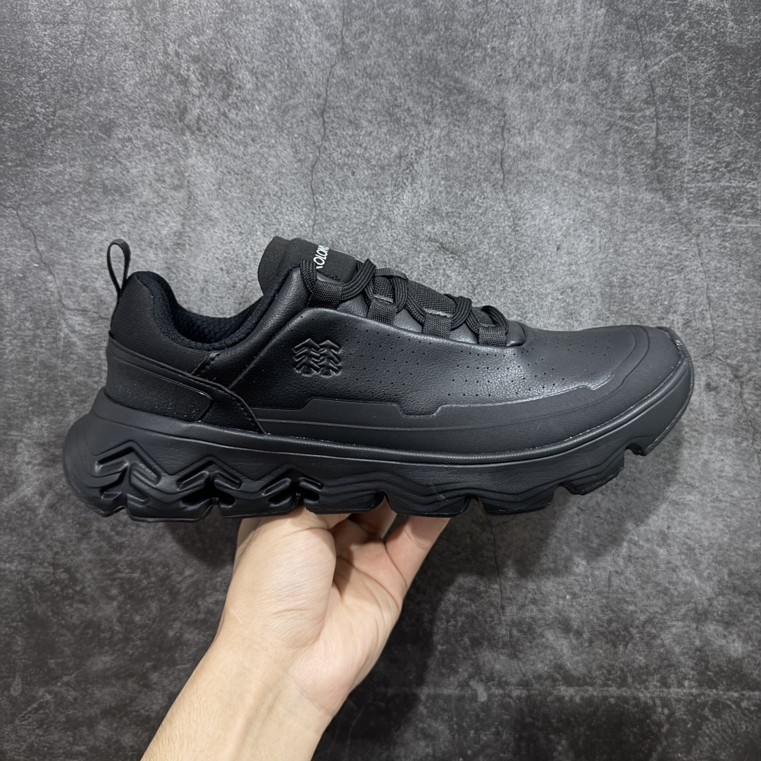 【莞产纯原】可隆KOLON SPORT 户外舒适柔软 防水支撑轻便回弹 低帮 徒步鞋 男款 黑色 脚感软到像踩云朵☁️—鞋面柔软贴合脚型,走石子路也不硌脚;防滑V黄金大底纹路深似锯齿,泥地、陡坡都稳稳拿捏,下雨天也不怕打滑。黑色耐脏又百搭,日常穿去上班是低调质感,进山徒步是可靠装备,从城市到山野,一双鞋承包所有 “出走计划” 尺码:39-44-选品中心