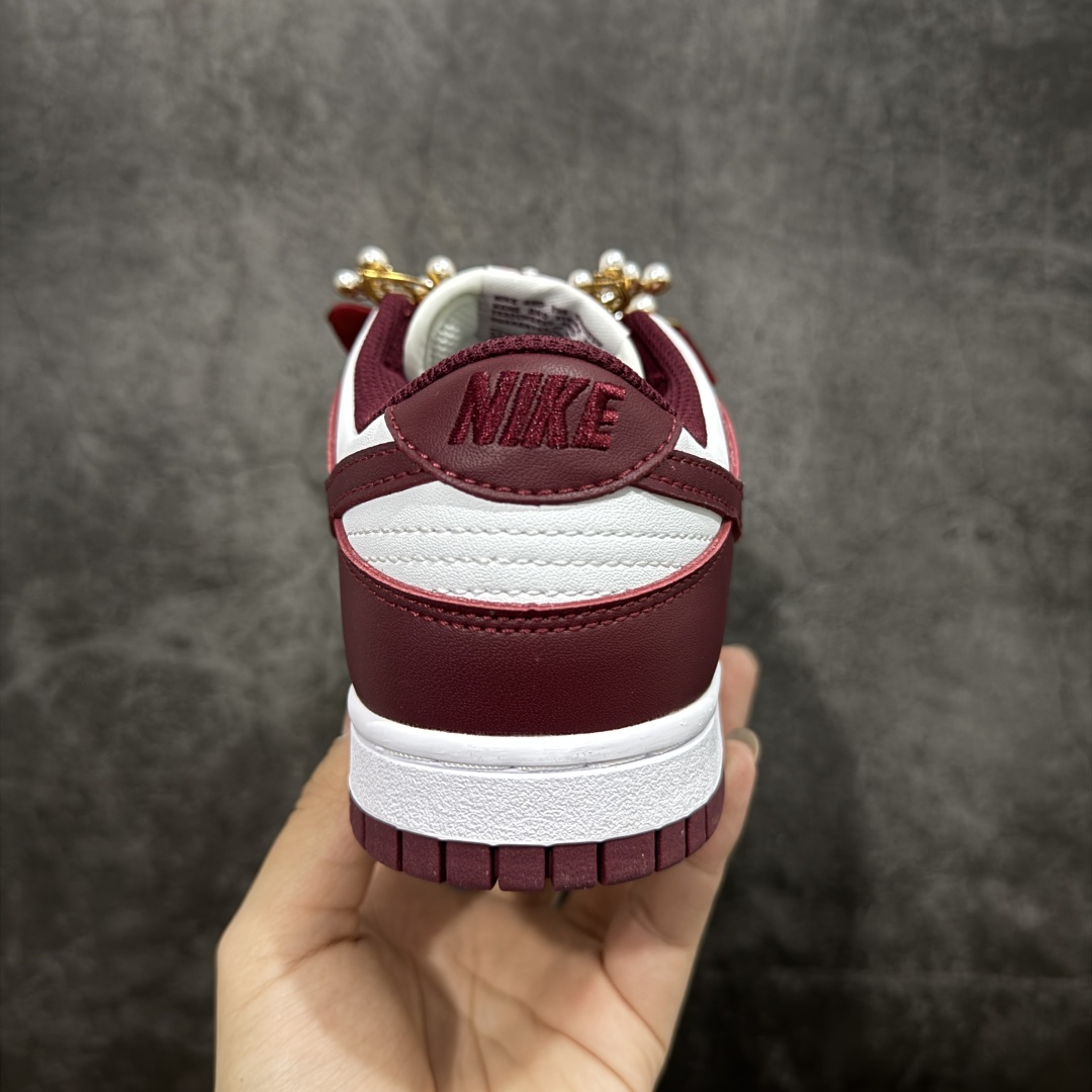 图片[4]-【纯原礼盒版本】NK Dunk Low 低帮 秀禾婚鞋新配色 天作之合 货号：DD1503-108 该定制版球鞋选用原鞋款为Dunk SB系列球鞋，灵感来自中式婚庆，保留原鞋灰白红基调的基础上，叠加红色丝绒鞋带、增加整体的质感。配饰有双喜金属小挂件，再次呼应主题，呈现出中式婚礼的喜庆、庄重、雅致！鞋面金属挂件及鞋头喜字均可拆卸，同时满足婚庆和日常穿搭需求。本产品所有图片均为实物拍摄，受环境、设备影响会存在微小的色彩差异。定制球鞋均为纯手工定制，满足日常穿戴需求，穿着过程尽量避免剧烈运动和锐物划伤、避免使用高浓度的有机溶剂进行擦洗。 尺码：35.5 36 36.5 37.5 38 38.5 39 40 40.5 41 42 42.5 43 44 44.5 45 46-选品中心