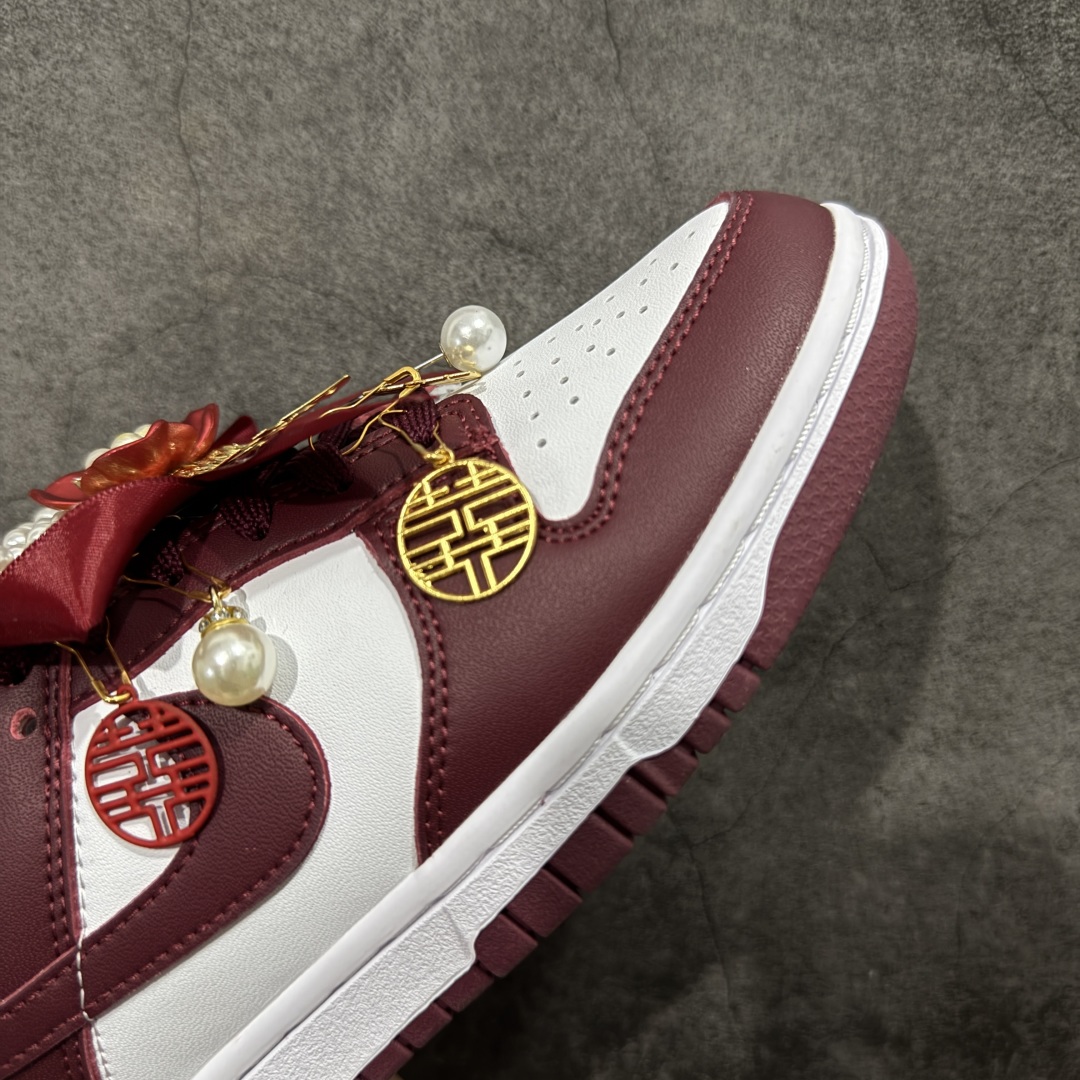 图片[6]-【纯原礼盒版本】NK Dunk Low 低帮 秀禾婚鞋新配色 天作之合 货号：DD1503-108 该定制版球鞋选用原鞋款为Dunk SB系列球鞋，灵感来自中式婚庆，保留原鞋灰白红基调的基础上，叠加红色丝绒鞋带、增加整体的质感。配饰有双喜金属小挂件，再次呼应主题，呈现出中式婚礼的喜庆、庄重、雅致！鞋面金属挂件及鞋头喜字均可拆卸，同时满足婚庆和日常穿搭需求。本产品所有图片均为实物拍摄，受环境、设备影响会存在微小的色彩差异。定制球鞋均为纯手工定制，满足日常穿戴需求，穿着过程尽量避免剧烈运动和锐物划伤、避免使用高浓度的有机溶剂进行擦洗。 尺码：35.5 36 36.5 37.5 38 38.5 39 40 40.5 41 42 42.5 43 44 44.5 45 46-选品中心