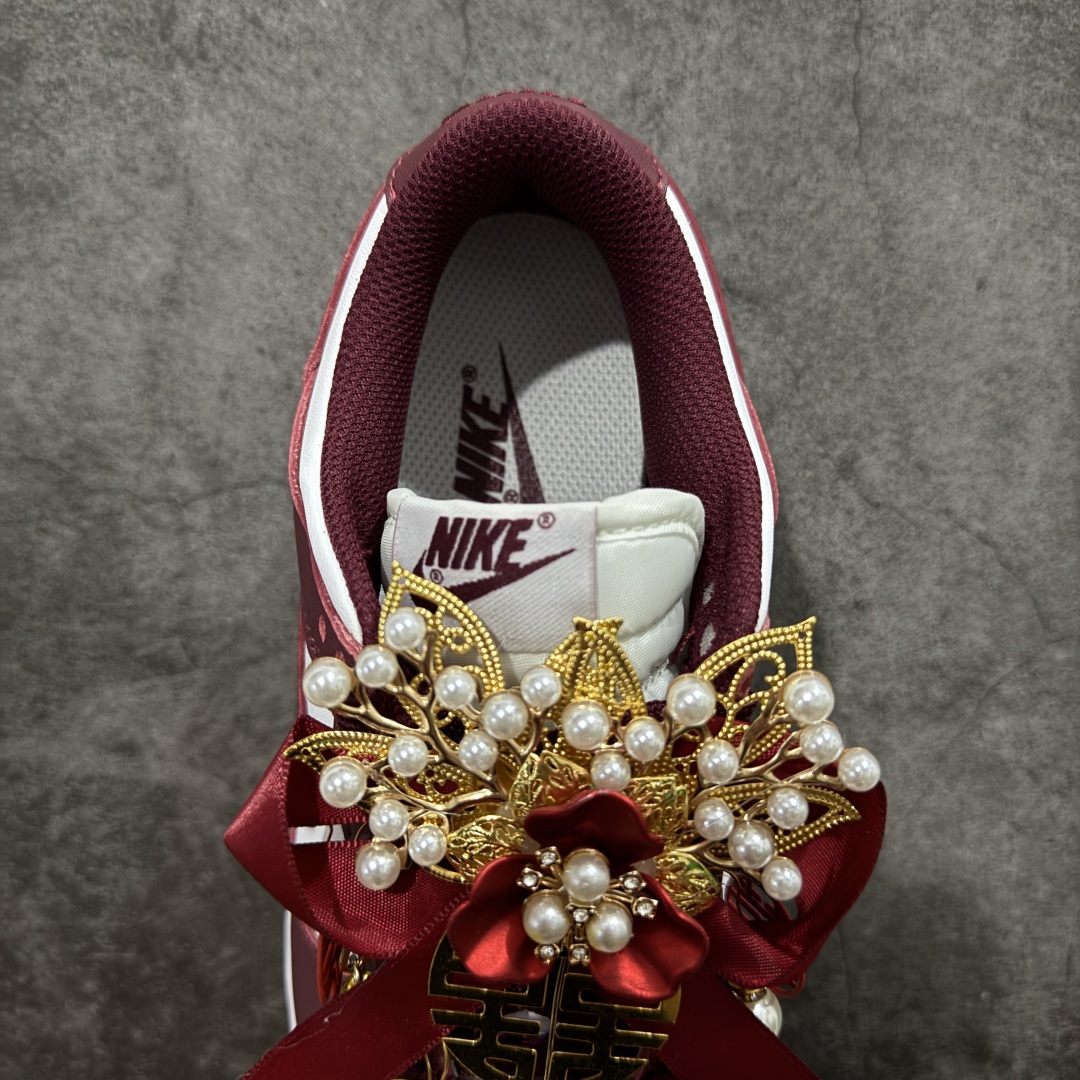 图片[8]-【纯原礼盒版本】NK Dunk Low 低帮 秀禾婚鞋新配色 天作之合 货号：DD1503-108 该定制版球鞋选用原鞋款为Dunk SB系列球鞋，灵感来自中式婚庆，保留原鞋灰白红基调的基础上，叠加红色丝绒鞋带、增加整体的质感。配饰有双喜金属小挂件，再次呼应主题，呈现出中式婚礼的喜庆、庄重、雅致！鞋面金属挂件及鞋头喜字均可拆卸，同时满足婚庆和日常穿搭需求。本产品所有图片均为实物拍摄，受环境、设备影响会存在微小的色彩差异。定制球鞋均为纯手工定制，满足日常穿戴需求，穿着过程尽量避免剧烈运动和锐物划伤、避免使用高浓度的有机溶剂进行擦洗。 尺码：35.5 36 36.5 37.5 38 38.5 39 40 40.5 41 42 42.5 43 44 44.5 45 46-选品中心