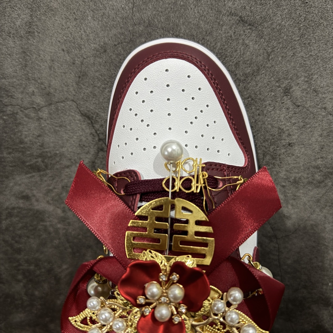 图片[5]-【纯原礼盒版本】NK Dunk Low 低帮 秀禾婚鞋新配色 天作之合 货号：DD1503-108 该定制版球鞋选用原鞋款为Dunk SB系列球鞋，灵感来自中式婚庆，保留原鞋灰白红基调的基础上，叠加红色丝绒鞋带、增加整体的质感。配饰有双喜金属小挂件，再次呼应主题，呈现出中式婚礼的喜庆、庄重、雅致！鞋面金属挂件及鞋头喜字均可拆卸，同时满足婚庆和日常穿搭需求。本产品所有图片均为实物拍摄，受环境、设备影响会存在微小的色彩差异。定制球鞋均为纯手工定制，满足日常穿戴需求，穿着过程尽量避免剧烈运动和锐物划伤、避免使用高浓度的有机溶剂进行擦洗。 尺码：35.5 36 36.5 37.5 38 38.5 39 40 40.5 41 42 42.5 43 44 44.5 45 46-选品中心