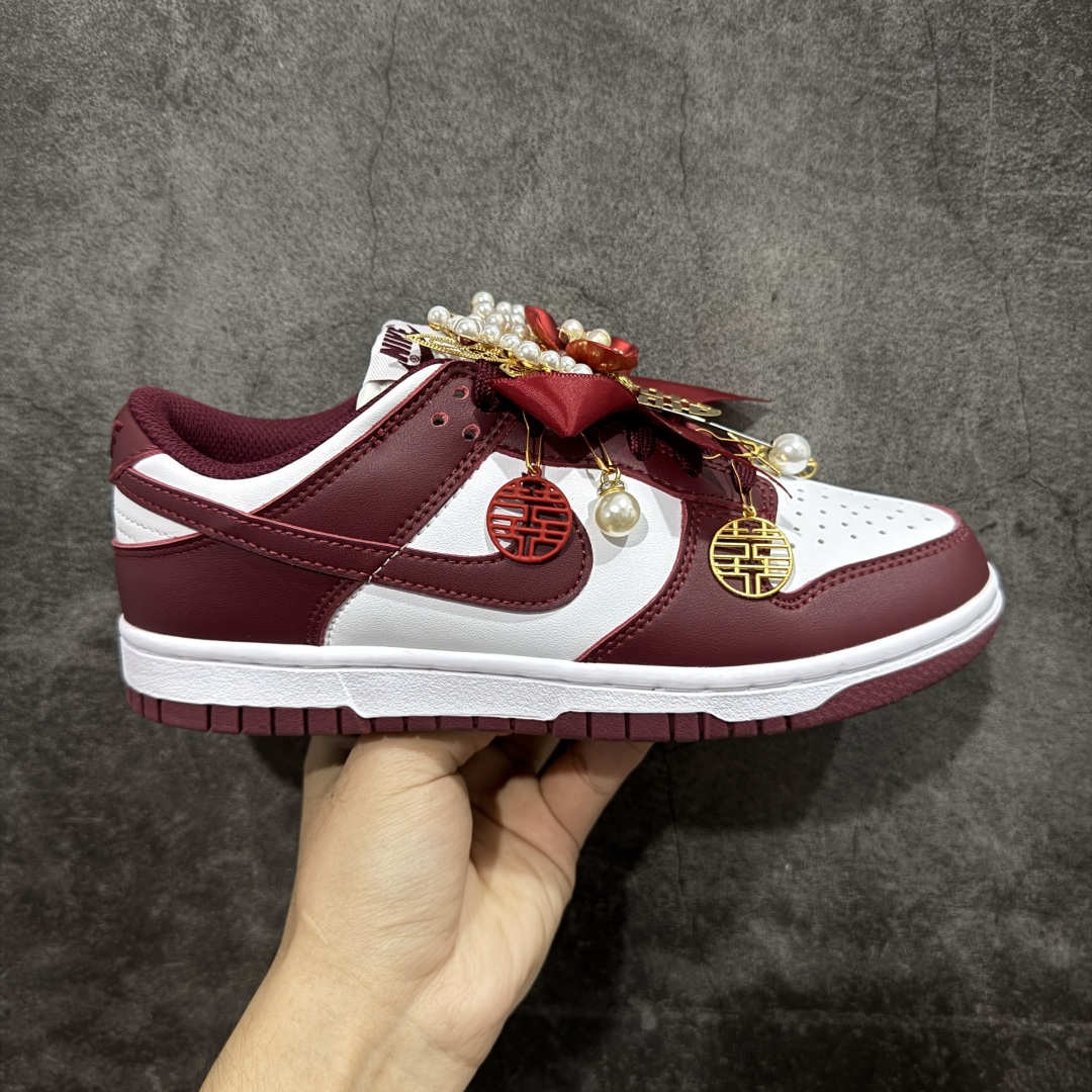【纯原礼盒版本】NK Dunk Low 低帮 秀禾婚鞋新配色 天作之合 货号:DD1503-108 该定制版球鞋选用原鞋款为Dunk SB系列球鞋,灵感来自中式婚庆,保留原鞋灰白红基调的基础上,叠加红色丝绒鞋带、增加整体的质感。配饰有双喜金属小挂件,再次呼应主题,呈现出中式婚礼的喜庆、庄重、雅致!鞋面金属挂件及鞋头喜字均可拆卸,同时满足婚庆和日常穿搭需求。本产品所有图片均为实物拍摄,受环境、设备影响会存在微小的色彩差异。定制球鞋均为纯手工定制,满足日常穿戴需求,穿着过程尽量避免剧烈运动和锐物划伤、避免使用高浓度的有机溶剂进行擦洗。 尺码:35.5 36 36.5 37.5 38 38.5 39 40 40.5 41 42 42.5 43 44 44.5 45 46-选品中心