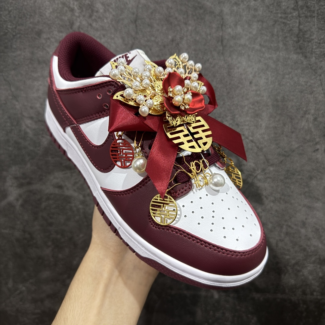 图片[3]-【纯原礼盒版本】NK Dunk Low 低帮 秀禾婚鞋新配色 天作之合 货号：DD1503-108 该定制版球鞋选用原鞋款为Dunk SB系列球鞋，灵感来自中式婚庆，保留原鞋灰白红基调的基础上，叠加红色丝绒鞋带、增加整体的质感。配饰有双喜金属小挂件，再次呼应主题，呈现出中式婚礼的喜庆、庄重、雅致！鞋面金属挂件及鞋头喜字均可拆卸，同时满足婚庆和日常穿搭需求。本产品所有图片均为实物拍摄，受环境、设备影响会存在微小的色彩差异。定制球鞋均为纯手工定制，满足日常穿戴需求，穿着过程尽量避免剧烈运动和锐物划伤、避免使用高浓度的有机溶剂进行擦洗。 尺码：35.5 36 36.5 37.5 38 38.5 39 40 40.5 41 42 42.5 43 44 44.5 45 46-选品中心