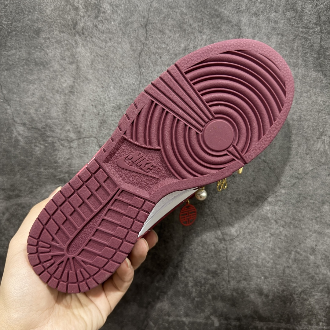 图片[9]-【纯原礼盒版本】NK Dunk Low 低帮 秀禾婚鞋新配色 天作之合 货号：DD1503-108 该定制版球鞋选用原鞋款为Dunk SB系列球鞋，灵感来自中式婚庆，保留原鞋灰白红基调的基础上，叠加红色丝绒鞋带、增加整体的质感。配饰有双喜金属小挂件，再次呼应主题，呈现出中式婚礼的喜庆、庄重、雅致！鞋面金属挂件及鞋头喜字均可拆卸，同时满足婚庆和日常穿搭需求。本产品所有图片均为实物拍摄，受环境、设备影响会存在微小的色彩差异。定制球鞋均为纯手工定制，满足日常穿戴需求，穿着过程尽量避免剧烈运动和锐物划伤、避免使用高浓度的有机溶剂进行擦洗。 尺码：35.5 36 36.5 37.5 38 38.5 39 40 40.5 41 42 42.5 43 44 44.5 45 46-选品中心