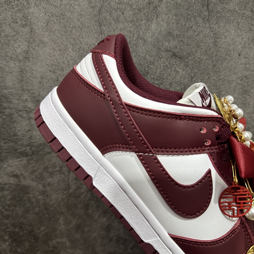 图片[7]-【纯原礼盒版本】NK Dunk Low 低帮 秀禾婚鞋新配色 天作之合 货号：DD1503-108 该定制版球鞋选用原鞋款为Dunk SB系列球鞋，灵感来自中式婚庆，保留原鞋灰白红基调的基础上，叠加红色丝绒鞋带、增加整体的质感。配饰有双喜金属小挂件，再次呼应主题，呈现出中式婚礼的喜庆、庄重、雅致！鞋面金属挂件及鞋头喜字均可拆卸，同时满足婚庆和日常穿搭需求。本产品所有图片均为实物拍摄，受环境、设备影响会存在微小的色彩差异。定制球鞋均为纯手工定制，满足日常穿戴需求，穿着过程尽量避免剧烈运动和锐物划伤、避免使用高浓度的有机溶剂进行擦洗。 尺码：35.5 36 36.5 37.5 38 38.5 39 40 40.5 41 42 42.5 43 44 44.5 45 46-选品中心