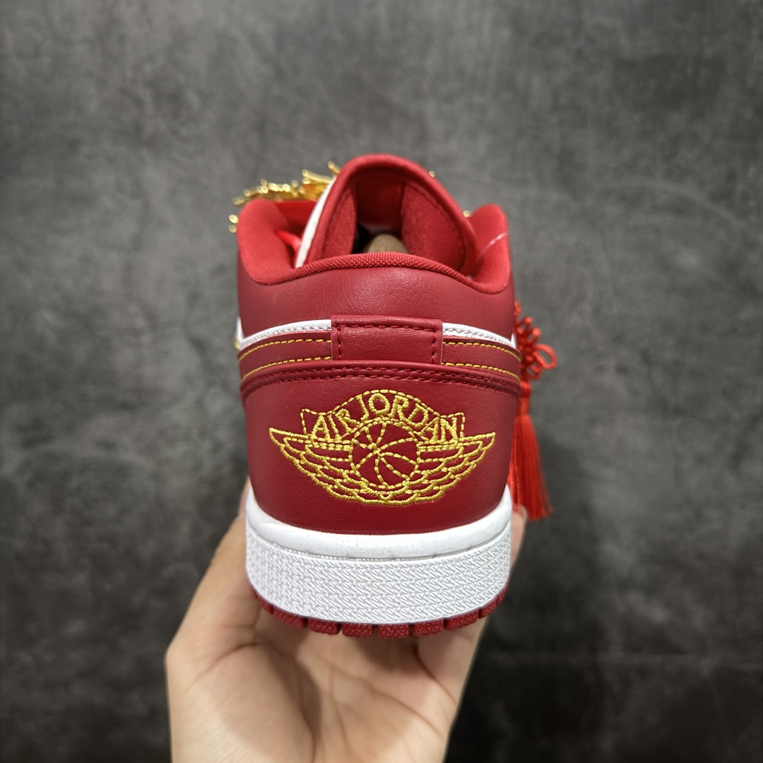 图片[4]-【纯原礼盒版本】Air Jordan 1 Low\”Wedding\”乔丹1代低帮婚鞋鸾凤和鸣 货号：553558-607 该定制版球鞋选用原鞋款为AJ1系列球鞋，灵感来自中式婚庆，保留原鞋灰白红基调的基础上，叠加红色丝绒鞋带、增加整体的质感。配饰有双喜金属小挂件，再次呼应主题，呈现出中式婚礼的喜庆、庄重、雅致！鞋面金属挂件及鞋头喜字均可拆卸，同时满足婚庆和日常穿搭需求。本产品所有图片均为实物拍摄，受环境、设备影响会存在微小的色彩差异。定制球鞋均为纯手工定制，满足日常穿戴需求，穿着过程尽量避免剧烈运动和锐物划伤、避免使用高浓度的有机溶剂进行擦洗。 尺码：35.5 36 36.5 37.5 38 38.5 39 40 40.5 41 42 42.5 43 44 44.5 45 46-选品中心