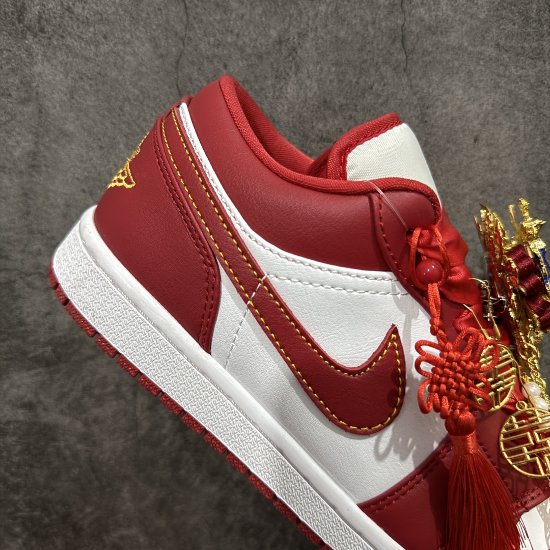 图片[7]-【纯原礼盒版本】Air Jordan 1 Low\”Wedding\”乔丹1代低帮婚鞋鸾凤和鸣 货号：553558-607 该定制版球鞋选用原鞋款为AJ1系列球鞋，灵感来自中式婚庆，保留原鞋灰白红基调的基础上，叠加红色丝绒鞋带、增加整体的质感。配饰有双喜金属小挂件，再次呼应主题，呈现出中式婚礼的喜庆、庄重、雅致！鞋面金属挂件及鞋头喜字均可拆卸，同时满足婚庆和日常穿搭需求。本产品所有图片均为实物拍摄，受环境、设备影响会存在微小的色彩差异。定制球鞋均为纯手工定制，满足日常穿戴需求，穿着过程尽量避免剧烈运动和锐物划伤、避免使用高浓度的有机溶剂进行擦洗。 尺码：35.5 36 36.5 37.5 38 38.5 39 40 40.5 41 42 42.5 43 44 44.5 45 46-选品中心