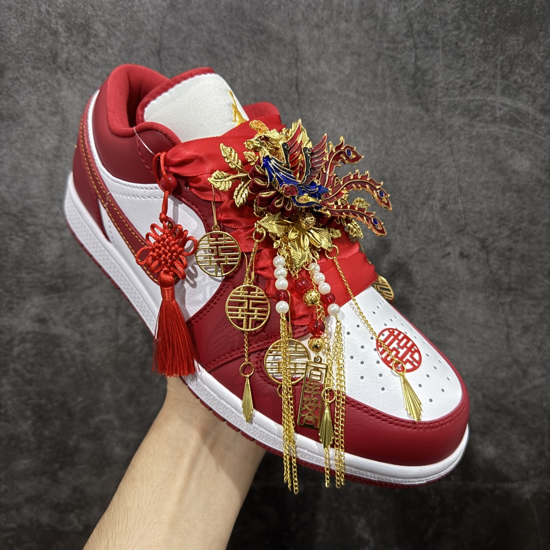 图片[3]-【纯原礼盒版本】Air Jordan 1 Low\”Wedding\”乔丹1代低帮婚鞋鸾凤和鸣 货号：553558-607 该定制版球鞋选用原鞋款为AJ1系列球鞋，灵感来自中式婚庆，保留原鞋灰白红基调的基础上，叠加红色丝绒鞋带、增加整体的质感。配饰有双喜金属小挂件，再次呼应主题，呈现出中式婚礼的喜庆、庄重、雅致！鞋面金属挂件及鞋头喜字均可拆卸，同时满足婚庆和日常穿搭需求。本产品所有图片均为实物拍摄，受环境、设备影响会存在微小的色彩差异。定制球鞋均为纯手工定制，满足日常穿戴需求，穿着过程尽量避免剧烈运动和锐物划伤、避免使用高浓度的有机溶剂进行擦洗。 尺码：35.5 36 36.5 37.5 38 38.5 39 40 40.5 41 42 42.5 43 44 44.5 45 46-选品中心