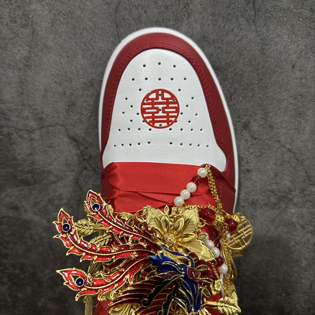 图片[5]-【纯原礼盒版本】Air Jordan 1 Low\”Wedding\”乔丹1代低帮婚鞋鸾凤和鸣 货号：553558-607 该定制版球鞋选用原鞋款为AJ1系列球鞋，灵感来自中式婚庆，保留原鞋灰白红基调的基础上，叠加红色丝绒鞋带、增加整体的质感。配饰有双喜金属小挂件，再次呼应主题，呈现出中式婚礼的喜庆、庄重、雅致！鞋面金属挂件及鞋头喜字均可拆卸，同时满足婚庆和日常穿搭需求。本产品所有图片均为实物拍摄，受环境、设备影响会存在微小的色彩差异。定制球鞋均为纯手工定制，满足日常穿戴需求，穿着过程尽量避免剧烈运动和锐物划伤、避免使用高浓度的有机溶剂进行擦洗。 尺码：35.5 36 36.5 37.5 38 38.5 39 40 40.5 41 42 42.5 43 44 44.5 45 46-选品中心