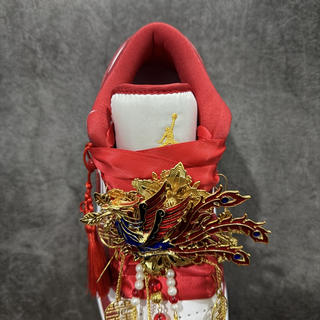 图片[8]-【纯原礼盒版本】Air Jordan 1 Low\”Wedding\”乔丹1代低帮婚鞋鸾凤和鸣 货号：553558-607 该定制版球鞋选用原鞋款为AJ1系列球鞋，灵感来自中式婚庆，保留原鞋灰白红基调的基础上，叠加红色丝绒鞋带、增加整体的质感。配饰有双喜金属小挂件，再次呼应主题，呈现出中式婚礼的喜庆、庄重、雅致！鞋面金属挂件及鞋头喜字均可拆卸，同时满足婚庆和日常穿搭需求。本产品所有图片均为实物拍摄，受环境、设备影响会存在微小的色彩差异。定制球鞋均为纯手工定制，满足日常穿戴需求，穿着过程尽量避免剧烈运动和锐物划伤、避免使用高浓度的有机溶剂进行擦洗。 尺码：35.5 36 36.5 37.5 38 38.5 39 40 40.5 41 42 42.5 43 44 44.5 45 46-选品中心