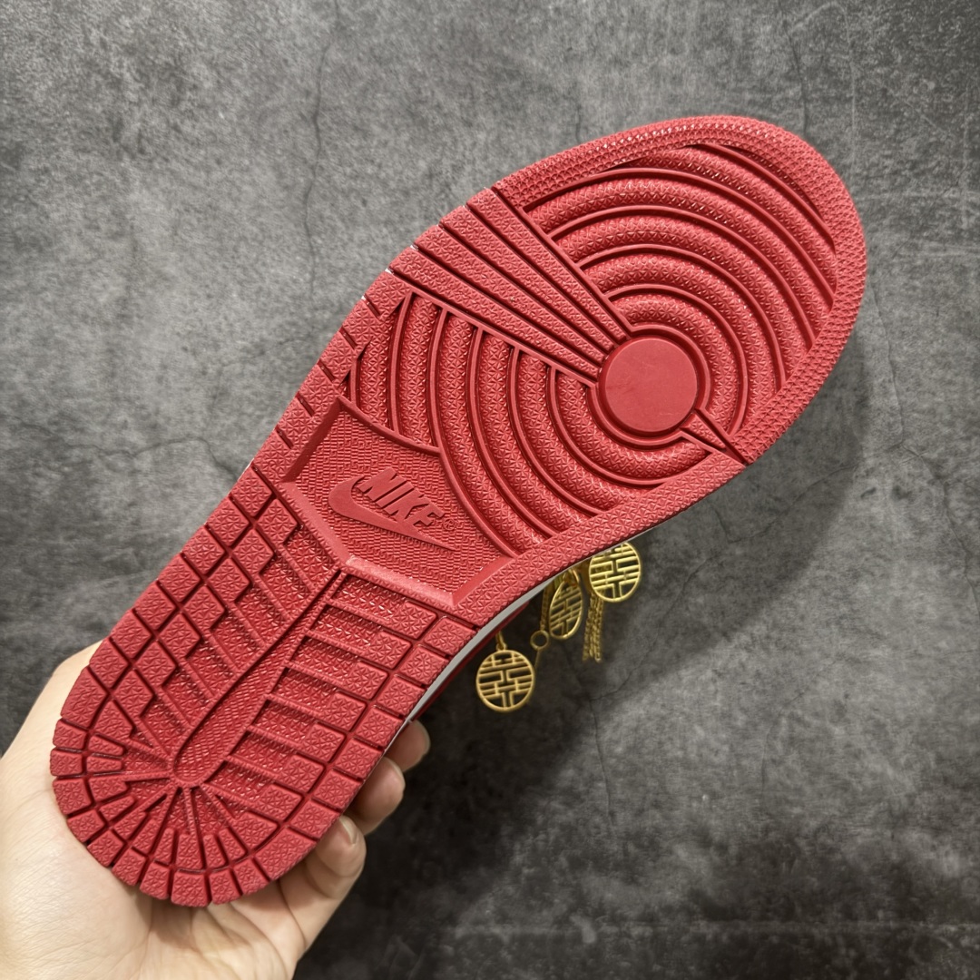 图片[9]-【纯原礼盒版本】Air Jordan 1 Low\”Wedding\”乔丹1代低帮婚鞋鸾凤和鸣 货号：553558-607 该定制版球鞋选用原鞋款为AJ1系列球鞋，灵感来自中式婚庆，保留原鞋灰白红基调的基础上，叠加红色丝绒鞋带、增加整体的质感。配饰有双喜金属小挂件，再次呼应主题，呈现出中式婚礼的喜庆、庄重、雅致！鞋面金属挂件及鞋头喜字均可拆卸，同时满足婚庆和日常穿搭需求。本产品所有图片均为实物拍摄，受环境、设备影响会存在微小的色彩差异。定制球鞋均为纯手工定制，满足日常穿戴需求，穿着过程尽量避免剧烈运动和锐物划伤、避免使用高浓度的有机溶剂进行擦洗。 尺码：35.5 36 36.5 37.5 38 38.5 39 40 40.5 41 42 42.5 43 44 44.5 45 46-选品中心