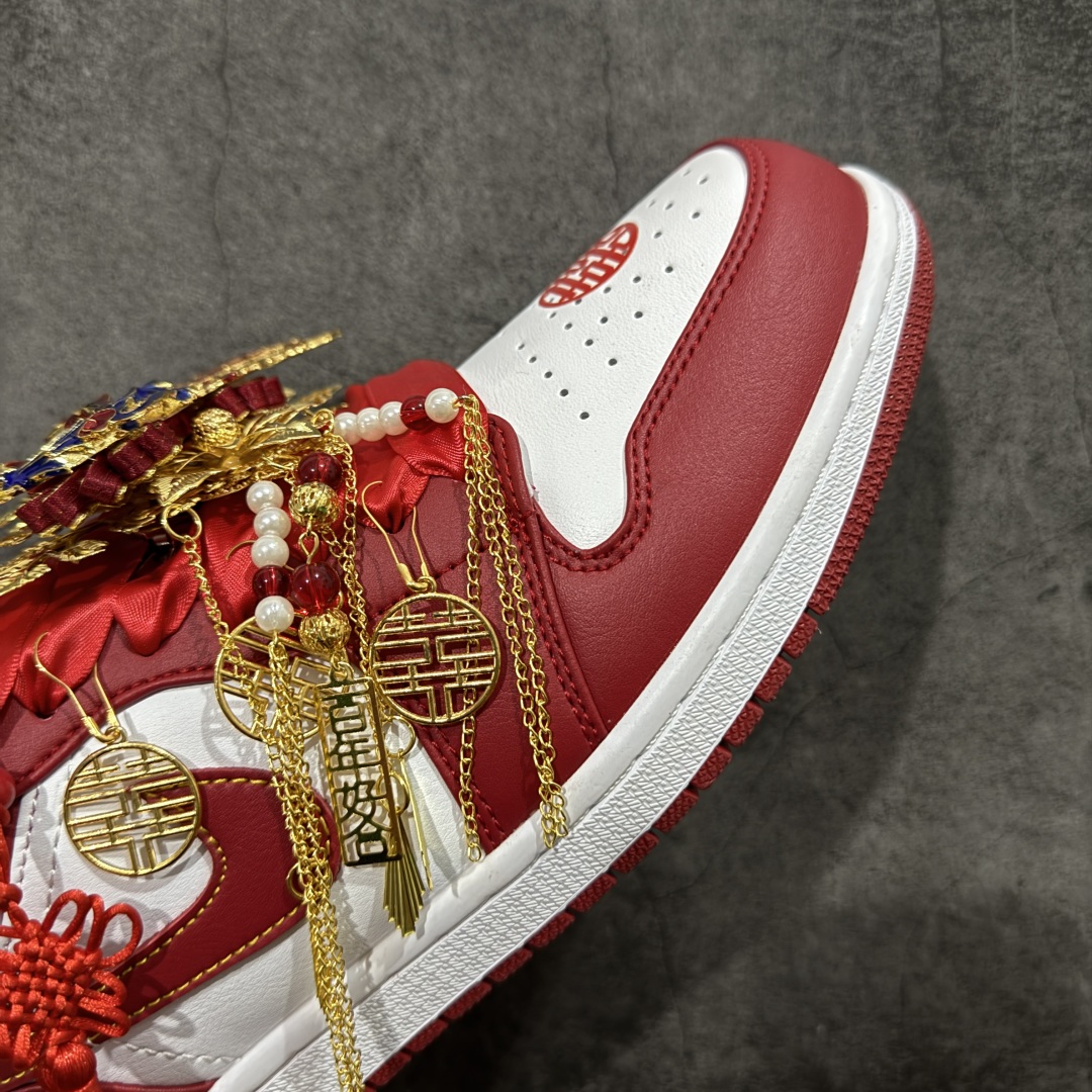 图片[6]-【纯原礼盒版本】Air Jordan 1 Low\”Wedding\”乔丹1代低帮婚鞋鸾凤和鸣 货号：553558-607 该定制版球鞋选用原鞋款为AJ1系列球鞋，灵感来自中式婚庆，保留原鞋灰白红基调的基础上，叠加红色丝绒鞋带、增加整体的质感。配饰有双喜金属小挂件，再次呼应主题，呈现出中式婚礼的喜庆、庄重、雅致！鞋面金属挂件及鞋头喜字均可拆卸，同时满足婚庆和日常穿搭需求。本产品所有图片均为实物拍摄，受环境、设备影响会存在微小的色彩差异。定制球鞋均为纯手工定制，满足日常穿戴需求，穿着过程尽量避免剧烈运动和锐物划伤、避免使用高浓度的有机溶剂进行擦洗。 尺码：35.5 36 36.5 37.5 38 38.5 39 40 40.5 41 42 42.5 43 44 44.5 45 46-选品中心