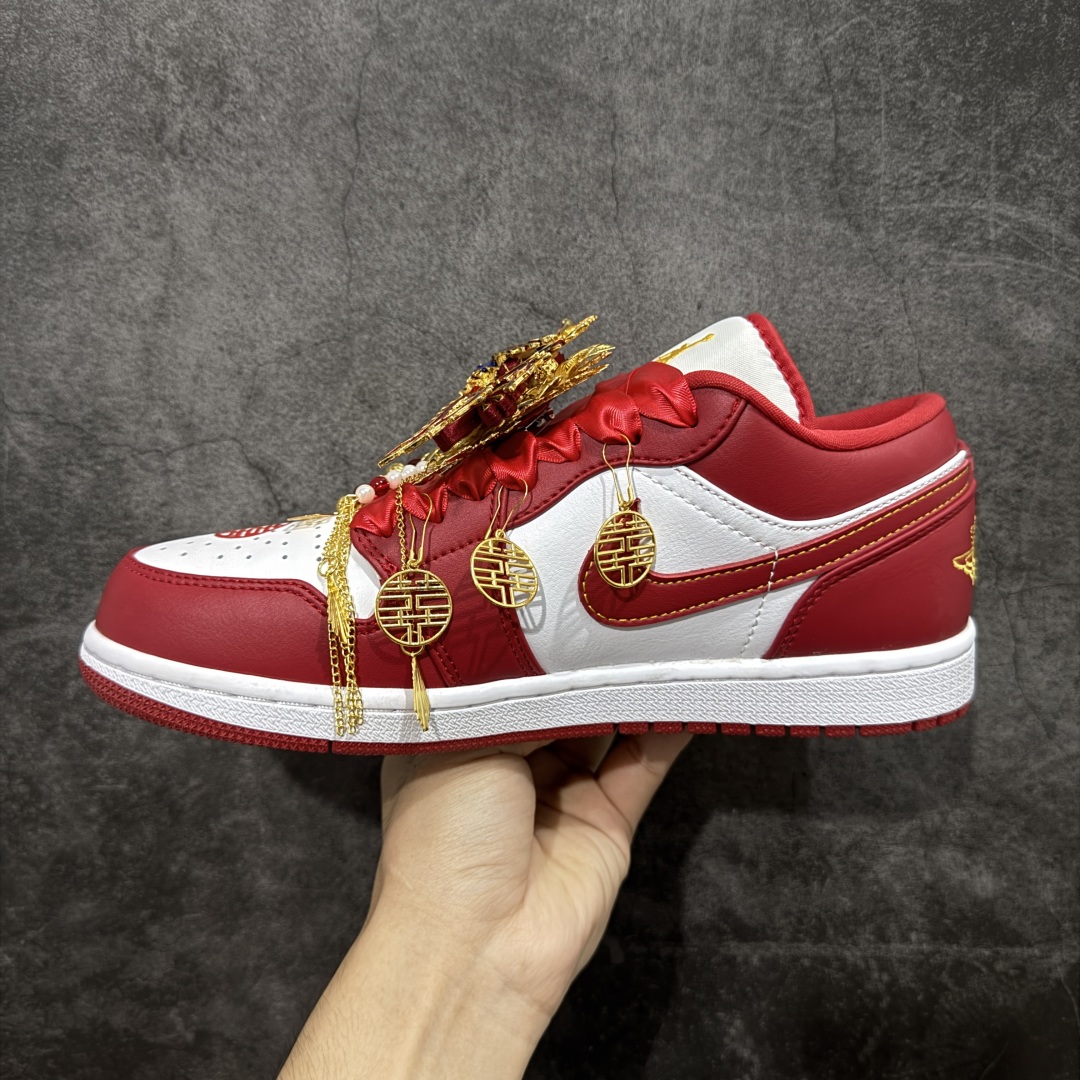 图片[2]-【纯原礼盒版本】Air Jordan 1 Low\”Wedding\”乔丹1代低帮婚鞋鸾凤和鸣 货号：553558-607 该定制版球鞋选用原鞋款为AJ1系列球鞋，灵感来自中式婚庆，保留原鞋灰白红基调的基础上，叠加红色丝绒鞋带、增加整体的质感。配饰有双喜金属小挂件，再次呼应主题，呈现出中式婚礼的喜庆、庄重、雅致！鞋面金属挂件及鞋头喜字均可拆卸，同时满足婚庆和日常穿搭需求。本产品所有图片均为实物拍摄，受环境、设备影响会存在微小的色彩差异。定制球鞋均为纯手工定制，满足日常穿戴需求，穿着过程尽量避免剧烈运动和锐物划伤、避免使用高浓度的有机溶剂进行擦洗。 尺码：35.5 36 36.5 37.5 38 38.5 39 40 40.5 41 42 42.5 43 44 44.5 45 46-选品中心