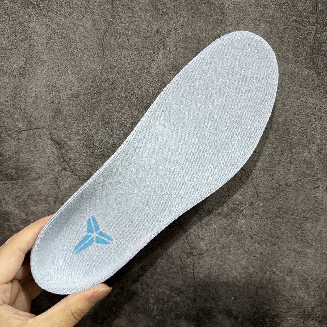 图片[7]-【GX纯原】NK Zoom Kobe 6 Protro 科比六代 蓝白 IO3672-400 完美复刻公司货 前掌超大Zoom Turbo气垫 后掌EVA缓震 真正的原汁原味 还原ZP脚感 全身鞋材卡料色独家定制 唯一正确喷漆工艺Swoosh 正确凹凸蛇鳞工艺 正确鞋面渐变效果 内全置真动飞态线 独立原厂模具 最大尺码达到48.5码 首批不拼图大几率过验 亲测已过 支持各种高强度实战 无需担心 上脚价 补货周期极长 脚宽建议买大半码 科比系列前掌偏窄 不影响二次销售 支持七天无理由退换 尺码：40 40.5 41 42 42.5 43 44 44.5 45 45.5 46 47.5 48.5 49.6 50.5-选品中心