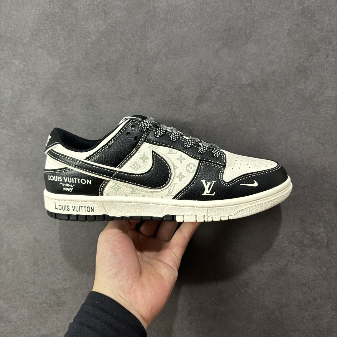 【定制版】Nike SB Dunk Low“ LV联名——米黑印花” 周年高端定制 低帮休闲板鞋 定制鞋盒 大厂纯原品质出货 超高清洁度 皮料切割干净无任何毛边 细节完美 货号:HT5088-608 尺码: 36 36.5 37.5 38 38.5 39 40 40.5 41 42 42.5 43 44 44.5 45-选品中心