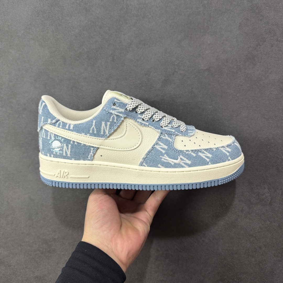 【定制版】NIke Air Force 1 \'07 Low × NY“浅蓝牛仔”满印高端定制空军一号 低帮 运动鞋 休闲鞋 折边针车 工艺难度大 原楦头原纸板 原装鞋盒 定制五金配件 内置全掌气垫 原厂鞋底 货号:XY2025-002 尺码:36 36.5 37.5 38 38.5 39 40 40.5 41 42 42.5 43 44 44.5 45 编码:HXSA310320-选品中心