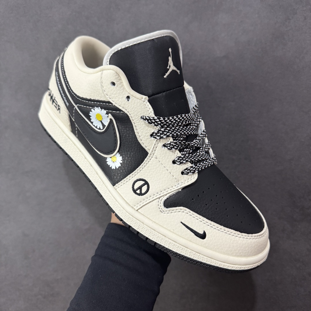图片[3]-【定制版】海外爆款限量发售！Nike Jordan Air Jordan 1 “权志龙联名——小雏菊米黑” 高端定制 乔丹低帮休闲板鞋 大厂纯原品质出货 纯正版型 定制鞋盒 皮料切割干净无任何毛边 细节完美 超高清洁度 货号：LJ2025-002 尺码：36 36.5 37.5 38 38.5 39 40 40.5 41 42 42.5 43 44 44.5 45-选品中心