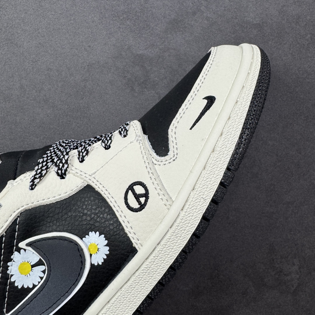 图片[5]-【定制版】海外爆款限量发售！Nike Jordan Air Jordan 1 “权志龙联名——小雏菊米黑” 高端定制 乔丹低帮休闲板鞋 大厂纯原品质出货 纯正版型 定制鞋盒 皮料切割干净无任何毛边 细节完美 超高清洁度 货号：LJ2025-002 尺码：36 36.5 37.5 38 38.5 39 40 40.5 41 42 42.5 43 44 44.5 45-选品中心