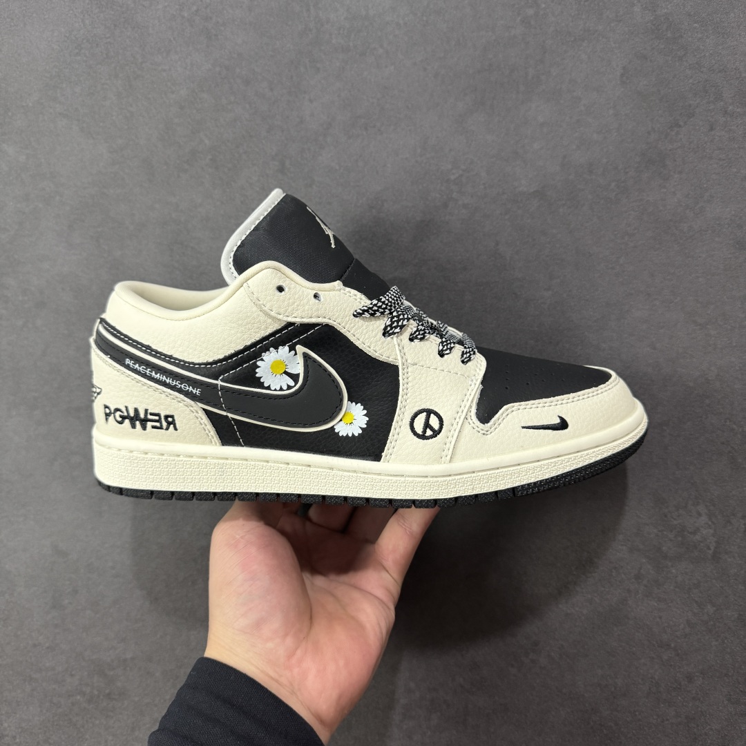 【定制版】海外爆款限量发售!Nike Jordan Air Jordan 1 “权志龙联名——小雏菊米黑” 高端定制 乔丹低帮休闲板鞋 大厂纯原品质出货 纯正版型 定制鞋盒 皮料切割干净无任何毛边 细节完美 超高清洁度 货号:LJ2025-002 尺码:36 36.5 37.5 38 38.5 39 40 40.5 41 42 42.5 43 44 44.5 45-选品中心