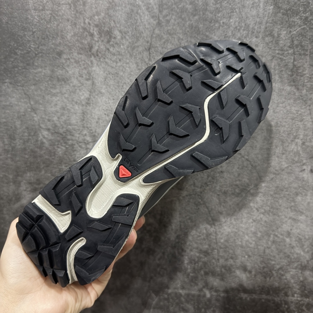 图片[9]-【PK升级版】SALOMON XT-6 DSM 萨洛蒙潮流越野机能户外功能鞋 417170 全新版本出货 好货不怕晚 品质 细节 材料都是肉眼可以见！ 售前售后也是其它工厂无法匹敌！ 纯原外贸平台特供订单 耗时半年巨作 全套原纸板楦头开发 原厂特供网布配套加持 确保原汁原味 完美呈现版型 原档数据独家私模五层组合大底 原装Ortholite轻量化鞋垫 中底布带钢印编号 原厂TPU锁扣 进口港宝加持 后跟自然饱满 还原公司包裹性 鞋面以“锯齿”状的包裹系统呈现 在基色底之下加入了各种色点缀 将公司的最新技术和时尚前卫的造型融入耐用的长跑款式中 鞋面由 TPU 薄膜制成 并焊接在高耐磨网眼上 使其既时尚又坚固 由 ACS底盘支撑 可增强稳定性和支撑力 以及由橡胶凸耳 Contragrip外底覆盖的 EVA 缓冲中底 旨在应对崎岖的地形 鞋舌上的彩色Salomon 标签、Quicklace 系统以及鞋头、鞋舌和鞋跟上的附加品牌使细节更加完美 让穿着者可以轻松驾驭户外与通勤下的任何运动生活场景 无缝鞋身户外随意纵横 颜值与脚感兼备 出街通勤 绝对非常吸睛 你值得拥有 尺码：36 36.5 37.5 38 38.5 39 40 40.5 41 42 42.5 43 44 44.5 45-选品中心