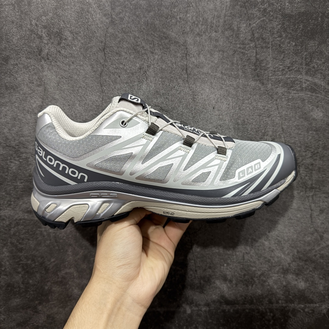 【PK升级版】SALOMON XT-6 DSM 萨洛蒙潮流越野机能户外功能鞋 417170 全新版本出货 好货不怕晚 品质 细节 材料都是肉眼可以见! 售前售后也是其它工厂无法匹敌! 纯原外贸平台特供订单 耗时半年巨作 全套原纸板楦头开发 原厂特供网布配套加持 确保原汁原味 完美呈现版型 原档数据独家私模五层组合大底 原装Ortholite轻量化鞋垫 中底布带钢印编号 原厂TPU锁扣 进口港宝加持 后跟自然饱满 还原公司包裹性 鞋面以“锯齿”状的包裹系统呈现 在基色底之下加入了各种色点缀 将公司的最新技术和时尚前卫的造型融入耐用的长跑款式中 鞋面由 TPU 薄膜制成 并焊接在高耐磨网眼上 使其既时尚又坚固 由 ACS底盘支撑 可增强稳定性和支撑力 以及由橡胶凸耳 Contragrip外底覆盖的 EVA 缓冲中底 旨在应对崎岖的地形 鞋舌上的彩色Salomon 标签、Quicklace 系统以及鞋头、鞋舌和鞋跟上的附加品牌使细节更加完美 让穿着者可以轻松驾驭户外与通勤下的任何运动生活场景 无缝鞋身户外随意纵横 颜值与脚感兼备 出街通勤 绝对非常吸睛 你值得拥有 尺码:36 36.5 37.5 38 38.5 39 40 40.5 41 42 42.5 43 44 44.5 45-选品中心
