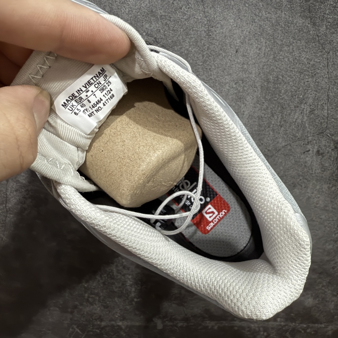 图片[7]-【PK升级版】SALOMON XT-6 DSM 萨洛蒙潮流越野机能户外功能鞋 417170 全新版本出货 好货不怕晚 品质 细节 材料都是肉眼可以见！ 售前售后也是其它工厂无法匹敌！ 纯原外贸平台特供订单 耗时半年巨作 全套原纸板楦头开发 原厂特供网布配套加持 确保原汁原味 完美呈现版型 原档数据独家私模五层组合大底 原装Ortholite轻量化鞋垫 中底布带钢印编号 原厂TPU锁扣 进口港宝加持 后跟自然饱满 还原公司包裹性 鞋面以“锯齿”状的包裹系统呈现 在基色底之下加入了各种色点缀 将公司的最新技术和时尚前卫的造型融入耐用的长跑款式中 鞋面由 TPU 薄膜制成 并焊接在高耐磨网眼上 使其既时尚又坚固 由 ACS底盘支撑 可增强稳定性和支撑力 以及由橡胶凸耳 Contragrip外底覆盖的 EVA 缓冲中底 旨在应对崎岖的地形 鞋舌上的彩色Salomon 标签、Quicklace 系统以及鞋头、鞋舌和鞋跟上的附加品牌使细节更加完美 让穿着者可以轻松驾驭户外与通勤下的任何运动生活场景 无缝鞋身户外随意纵横 颜值与脚感兼备 出街通勤 绝对非常吸睛 你值得拥有 尺码：36 36.5 37.5 38 38.5 39 40 40.5 41 42 42.5 43 44 44.5 45-选品中心
