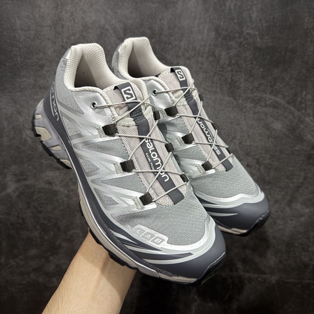 【PK升级版】SALOMON XT-6 DSM 萨洛蒙潮流越野机能户外功能鞋 417170 全新版本出货 好货不怕晚 品质 细节 材料都是肉眼可以见! 售前售后也是其它工厂无法匹敌! 纯原外贸平台特供订单 耗时半年巨作 全套原纸板楦头开发 原厂特供网布配套加持 确保原汁原味 完美呈现版型 原档数据独家私模五层组合大底 原装Ortholite轻量化鞋垫 中底布带钢印编号 原厂TPU锁扣 进口港宝加持 后跟自然饱满 还原公司包裹性 鞋面以“锯齿”状的包裹系统呈现 在基色底之下加入了各种色点缀 将公司的最新技术和时尚前卫的造型融入耐用的长跑款式中 鞋面由 TPU 薄膜制成 并焊接在高耐磨网眼上 使其既时尚又坚固 由 ACS底盘支撑 可增强稳定性和支撑力 以及由橡胶凸耳 Contragrip外底覆盖的 EVA 缓冲中底 旨在应对崎岖的地形 鞋舌上的彩色Salomon 标签、Quicklace 系统以及鞋头、鞋舌和鞋跟上的附加品牌使细节更加完美 让穿着者可以轻松驾驭户外与通勤下的任何运动生活场景 无缝鞋身户外随意纵横 颜值与脚感兼备 出街通勤 绝对非常吸睛 你值得拥有 尺码:36 36.5 37.5 38 38.5 39 40 40.5 41 42 42.5 43 44 44.5 45-选品中心