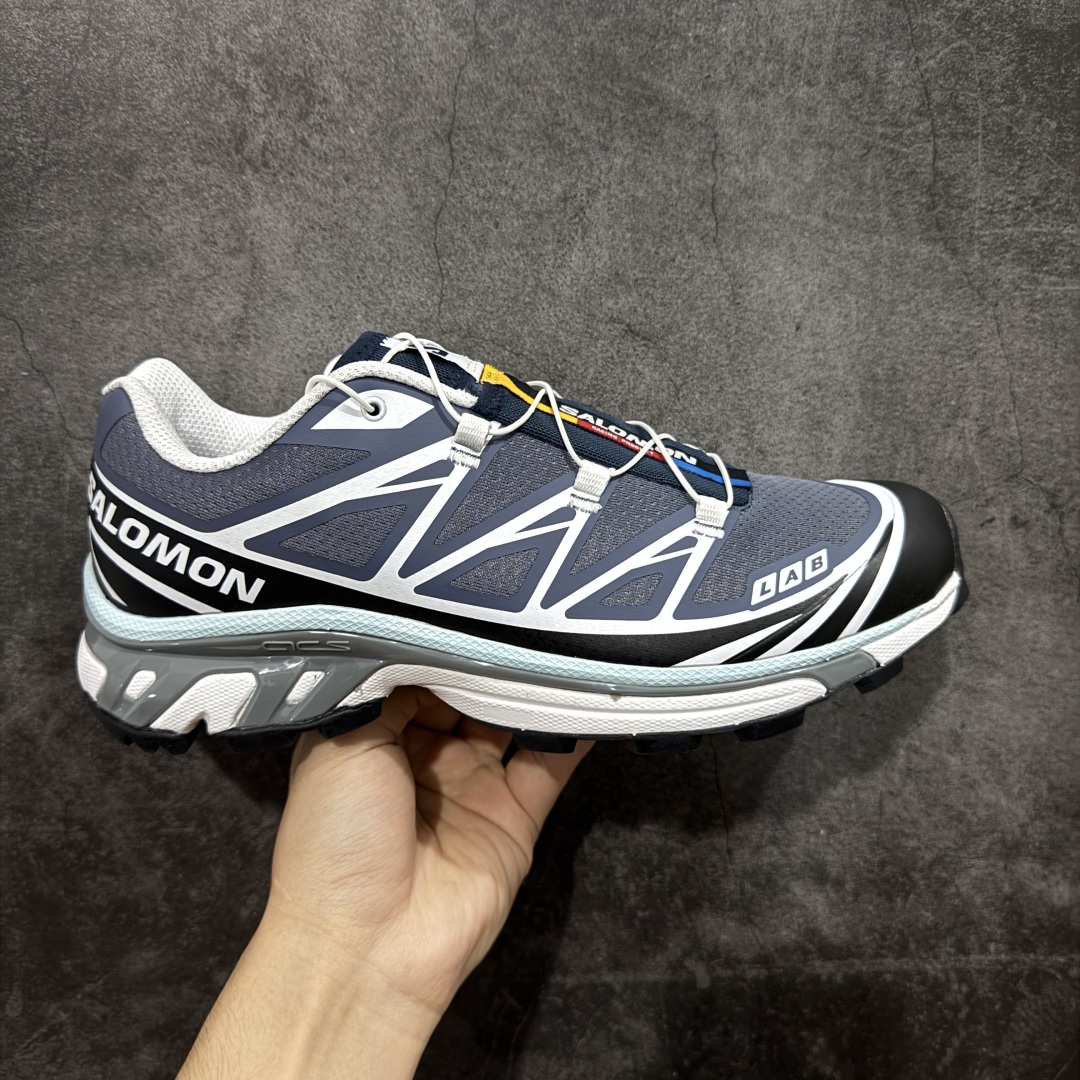 【S版纯原】SALOMON XT-6 GTX 萨洛蒙潮流越野机能户外功能鞋 灰蓝色478640 全新版本出货 好货不怕晚 品质 细节 材料都是肉眼可以见! 售前售后也是其它工厂无法匹敌! 纯原外贸平台特供订单 耗时半年巨作 全套原纸板楦头开发 原厂特供网布配套加持 确保原汁原味 完美呈现版型 原档数据独家私模五层组合大底 原装Ortholite轻量化鞋垫 中底布带钢印编号 原厂TPU锁扣 进口港宝加持 后跟自然饱满 还原公司包裹性 鞋面以“锯齿”状的包裹系统呈现 在基色底之下加入了各种色点缀 将公司的最新技术和时尚前卫的造型融入耐用的长跑款式中 鞋面由 TPU 薄膜制成 并焊接在高耐磨网眼上 使其既时尚又坚固 由 ACS底盘支撑 可增强稳定性和支撑力 以及由橡胶凸耳 Contragrip外底覆盖的 EVA 缓冲中底 旨在应对崎岖的地形 鞋舌上的彩色Salomon 标签、Quicklace 系统以及鞋头、鞋舌和鞋跟上的附加品牌使细节更加完美 让穿着者可以轻松驾驭户外与通勤下的任何运动生活场景 无缝鞋身户外随意纵横 颜值与脚感兼备 出街通勤 绝对非常吸睛 你值得拥有 尺码:36 36.5 37.5 38 38.5 39 40 40.5 41 42 42.5 43 44 44.5 45-选品中心