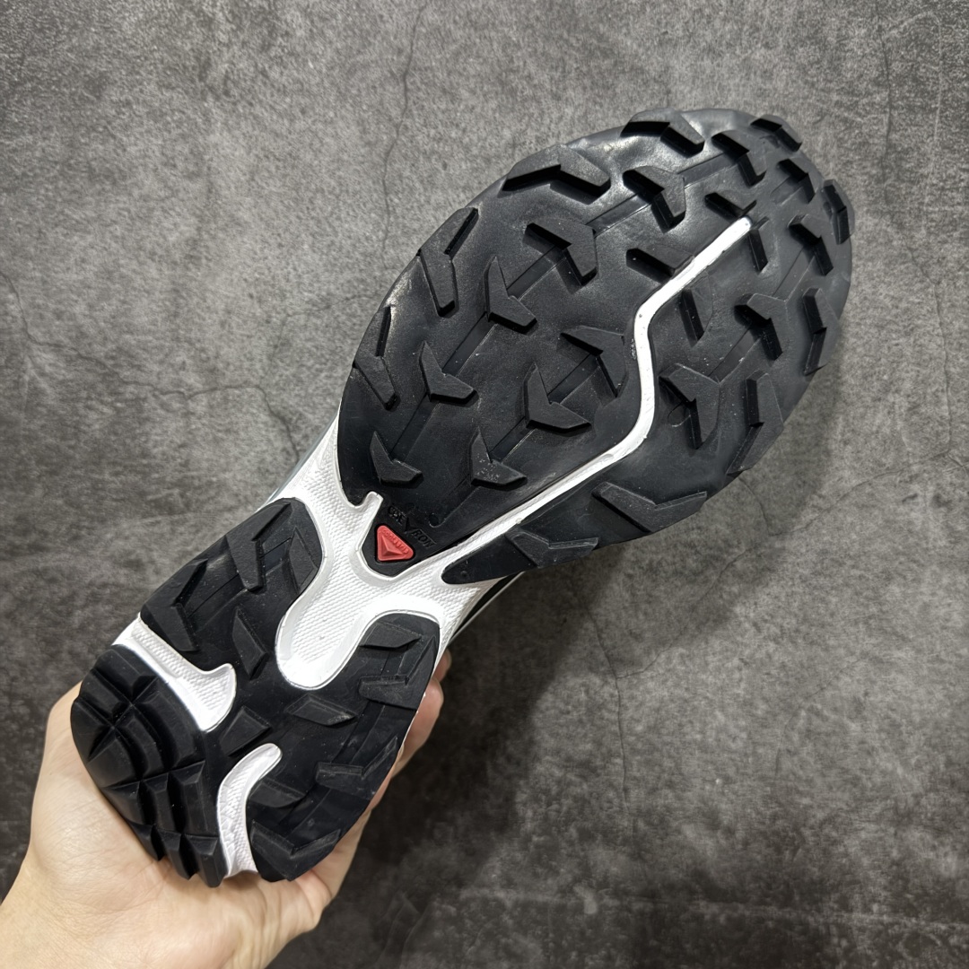 图片[9]-【S版纯原】SALOMON XT-6 GTX 萨洛蒙潮流越野机能户外功能鞋 灰蓝色478640 全新版本出货 好货不怕晚 品质 细节 材料都是肉眼可以见！ 售前售后也是其它工厂无法匹敌！ 纯原外贸平台特供订单 耗时半年巨作 全套原纸板楦头开发 原厂特供网布配套加持 确保原汁原味 完美呈现版型 原档数据独家私模五层组合大底 原装Ortholite轻量化鞋垫 中底布带钢印编号 原厂TPU锁扣 进口港宝加持 后跟自然饱满 还原公司包裹性 鞋面以“锯齿”状的包裹系统呈现 在基色底之下加入了各种色点缀 将公司的最新技术和时尚前卫的造型融入耐用的长跑款式中 鞋面由 TPU 薄膜制成 并焊接在高耐磨网眼上 使其既时尚又坚固 由 ACS底盘支撑 可增强稳定性和支撑力 以及由橡胶凸耳 Contragrip外底覆盖的 EVA 缓冲中底 旨在应对崎岖的地形 鞋舌上的彩色Salomon 标签、Quicklace 系统以及鞋头、鞋舌和鞋跟上的附加品牌使细节更加完美 让穿着者可以轻松驾驭户外与通勤下的任何运动生活场景 无缝鞋身户外随意纵横 颜值与脚感兼备 出街通勤 绝对非常吸睛 你值得拥有 尺码：36 36.5 37.5 38 38.5 39 40 40.5 41 42 42.5 43 44 44.5 45-选品中心