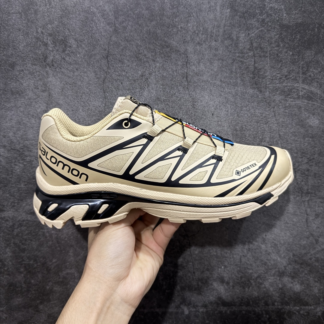 【PK升级版】SALOMON XT-6 GTX萨洛蒙潮流越野机能户外功能鞋 棕色 474455 全新版本出货 好货不怕晚 品质 细节 材料都是肉眼可以见! 售前售后也是其它工厂无法匹敌! 纯原外贸平台特供订单 耗时半年巨作 全套原纸板楦头开发 原厂特供网布配套加持 确保原汁原味 完美呈现版型 原档数据独家私模五层组合大底 原装Ortholite轻量化鞋垫 中底布带钢印编号 原厂TPU锁扣 进口港宝加持 后跟自然饱满 还原公司包裹性 鞋面以“锯齿”状的包裹系统呈现 在基色底之下加入了各种色点缀 将公司的最新技术和时尚前卫的造型融入耐用的长跑款式中 鞋面由 TPU 薄膜制成 并焊接在高耐磨网眼上 使其既时尚又坚固 由 ACS底盘支撑 可增强稳定性和支撑力 以及由橡胶凸耳 Contragrip外底覆盖的 EVA 缓冲中底 旨在应对崎岖的地形 鞋舌上的彩色Salomon 标签、Quicklace 系统以及鞋头、鞋舌和鞋跟上的附加品牌使细节更加完美 让穿着者可以轻松驾驭户外与通勤下的任何运动生活场景 无缝鞋身户外随意纵横 颜值与脚感兼备 出街通勤 绝对非常吸睛 你值得拥有 尺码:36 36.5 37.5 38 38.5 39 40 40.5 41 42 42.5 43 44 44.5 45-选品中心