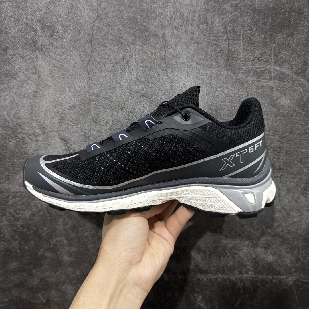 图片[2]-【PK升级版】SALOMON XT-6 FT 萨洛蒙潮流越野机能户外功能鞋 黑银 478640 全新版本出货 好货不怕晚 品质 细节 材料都是肉眼可以见！ 售前售后也是其它工厂无法匹敌！ 纯原外贸平台特供订单 耗时半年巨作 全套原纸板楦头开发 原厂特供网布配套加持 确保原汁原味 完美呈现版型 原档数据独家私模五层组合大底 原装Ortholite轻量化鞋垫 中底布带钢印编号 原厂TPU锁扣 进口港宝加持 后跟自然饱满 还原公司包裹性 鞋面以“锯齿”状的包裹系统呈现 在基色底之下加入了各种色点缀 将公司的最新技术和时尚前卫的造型融入耐用的长跑款式中 鞋面由 TPU 薄膜制成 并焊接在高耐磨网眼上 使其既时尚又坚固 由 ACS底盘支撑 可增强稳定性和支撑力 以及由橡胶凸耳 Contragrip外底覆盖的 EVA 缓冲中底 旨在应对崎岖的地形 鞋舌上的彩色Salomon 标签、Quicklace 系统以及鞋头、鞋舌和鞋跟上的附加品牌使细节更加完美 让穿着者可以轻松驾驭户外与通勤下的任何运动生活场景 无缝鞋身户外随意纵横 颜值与脚感兼备 出街通勤 绝对非常吸睛 你值得拥有 尺码：36 36.5 37.5 38 38.5 39 40 40.5 41 42 42.5 43 44 44.5 45-选品中心