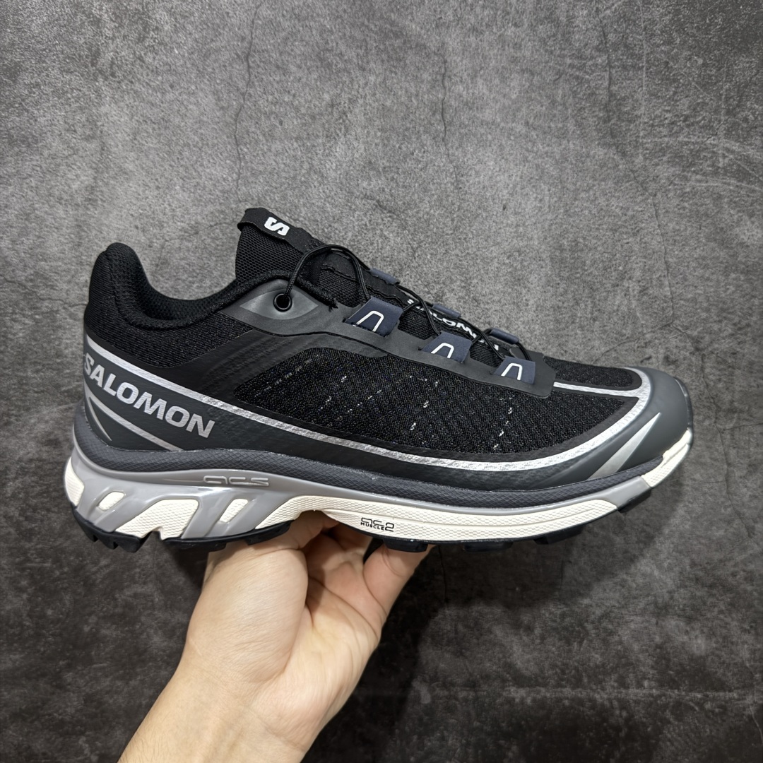 【PK升级版】SALOMON XT-6 FT 萨洛蒙潮流越野机能户外功能鞋 黑银 478640 全新版本出货 好货不怕晚 品质 细节 材料都是肉眼可以见! 售前售后也是其它工厂无法匹敌! 纯原外贸平台特供订单 耗时半年巨作 全套原纸板楦头开发 原厂特供网布配套加持 确保原汁原味 完美呈现版型 原档数据独家私模五层组合大底 原装Ortholite轻量化鞋垫 中底布带钢印编号 原厂TPU锁扣 进口港宝加持 后跟自然饱满 还原公司包裹性 鞋面以“锯齿”状的包裹系统呈现 在基色底之下加入了各种色点缀 将公司的最新技术和时尚前卫的造型融入耐用的长跑款式中 鞋面由 TPU 薄膜制成 并焊接在高耐磨网眼上 使其既时尚又坚固 由 ACS底盘支撑 可增强稳定性和支撑力 以及由橡胶凸耳 Contragrip外底覆盖的 EVA 缓冲中底 旨在应对崎岖的地形 鞋舌上的彩色Salomon 标签、Quicklace 系统以及鞋头、鞋舌和鞋跟上的附加品牌使细节更加完美 让穿着者可以轻松驾驭户外与通勤下的任何运动生活场景 无缝鞋身户外随意纵横 颜值与脚感兼备 出街通勤 绝对非常吸睛 你值得拥有 尺码:36 36.5 37.5 38 38.5 39 40 40.5 41 42 42.5 43 44 44.5 45-选品中心