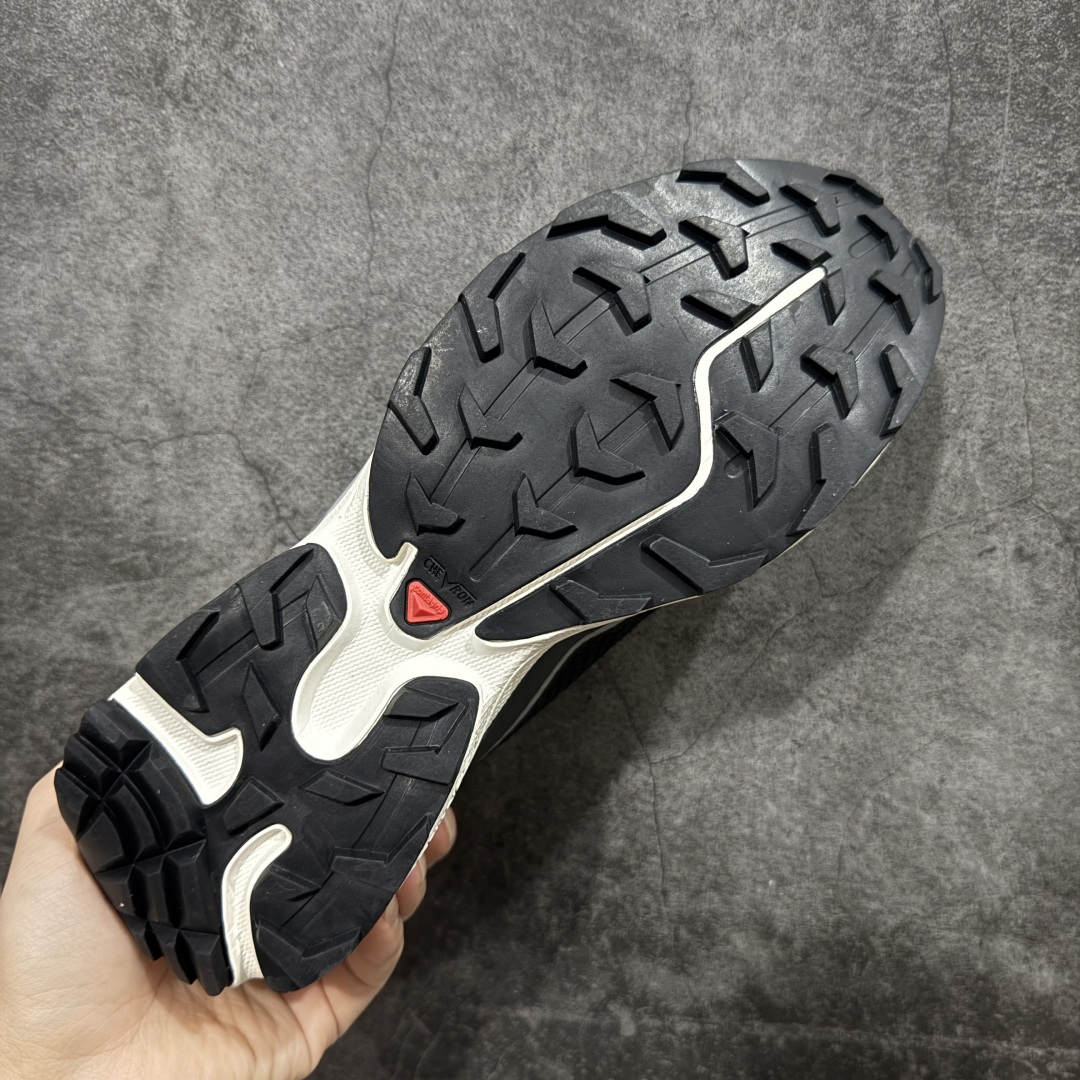 图片[9]-【PK升级版】SALOMON XT-6 FT 萨洛蒙潮流越野机能户外功能鞋 黑银 478640 全新版本出货 好货不怕晚 品质 细节 材料都是肉眼可以见！ 售前售后也是其它工厂无法匹敌！ 纯原外贸平台特供订单 耗时半年巨作 全套原纸板楦头开发 原厂特供网布配套加持 确保原汁原味 完美呈现版型 原档数据独家私模五层组合大底 原装Ortholite轻量化鞋垫 中底布带钢印编号 原厂TPU锁扣 进口港宝加持 后跟自然饱满 还原公司包裹性 鞋面以“锯齿”状的包裹系统呈现 在基色底之下加入了各种色点缀 将公司的最新技术和时尚前卫的造型融入耐用的长跑款式中 鞋面由 TPU 薄膜制成 并焊接在高耐磨网眼上 使其既时尚又坚固 由 ACS底盘支撑 可增强稳定性和支撑力 以及由橡胶凸耳 Contragrip外底覆盖的 EVA 缓冲中底 旨在应对崎岖的地形 鞋舌上的彩色Salomon 标签、Quicklace 系统以及鞋头、鞋舌和鞋跟上的附加品牌使细节更加完美 让穿着者可以轻松驾驭户外与通勤下的任何运动生活场景 无缝鞋身户外随意纵横 颜值与脚感兼备 出街通勤 绝对非常吸睛 你值得拥有 尺码：36 36.5 37.5 38 38.5 39 40 40.5 41 42 42.5 43 44 44.5 45-选品中心