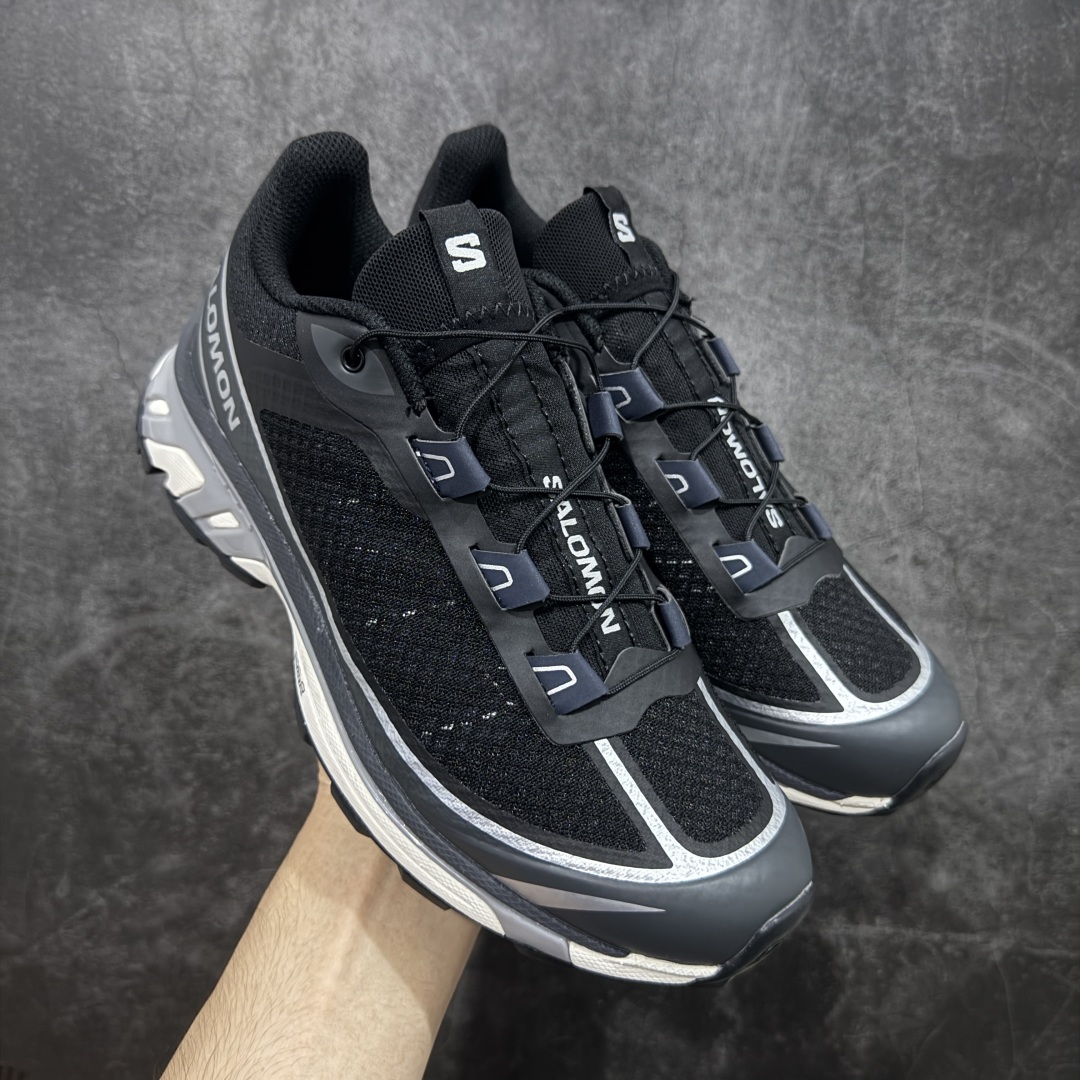 【PK升级版】SALOMON XT-6 FT 萨洛蒙潮流越野机能户外功能鞋 黑银 478640 全新版本出货 好货不怕晚 品质 细节 材料都是肉眼可以见! 售前售后也是其它工厂无法匹敌! 纯原外贸平台特供订单 耗时半年巨作 全套原纸板楦头开发 原厂特供网布配套加持 确保原汁原味 完美呈现版型 原档数据独家私模五层组合大底 原装Ortholite轻量化鞋垫 中底布带钢印编号 原厂TPU锁扣 进口港宝加持 后跟自然饱满 还原公司包裹性 鞋面以“锯齿”状的包裹系统呈现 在基色底之下加入了各种色点缀 将公司的最新技术和时尚前卫的造型融入耐用的长跑款式中 鞋面由 TPU 薄膜制成 并焊接在高耐磨网眼上 使其既时尚又坚固 由 ACS底盘支撑 可增强稳定性和支撑力 以及由橡胶凸耳 Contragrip外底覆盖的 EVA 缓冲中底 旨在应对崎岖的地形 鞋舌上的彩色Salomon 标签、Quicklace 系统以及鞋头、鞋舌和鞋跟上的附加品牌使细节更加完美 让穿着者可以轻松驾驭户外与通勤下的任何运动生活场景 无缝鞋身户外随意纵横 颜值与脚感兼备 出街通勤 绝对非常吸睛 你值得拥有 尺码:36 36.5 37.5 38 38.5 39 40 40.5 41 42 42.5 43 44 44.5 45-选品中心