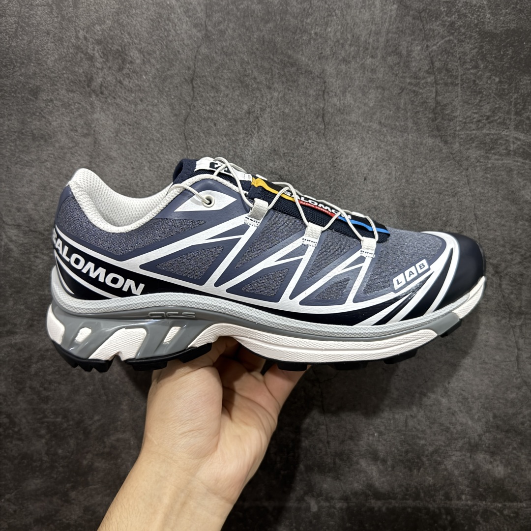 【巅峰版】 Salomon XT-6 灰蓝色 萨洛蒙复古潮流户外机能登山跑鞋 478640 纯原外贸平台特供订单 耗时半年巨作 全套原纸板楦头开发 原厂特供网布配套加持 确保原汁原味 完美呈现版型 原档数据独家私模五层组合大底 原装Ortholite轻量化鞋垫 中底布带钢印编号 原厂TPU锁扣 进口港宝加持 后跟自然饱满 还原公司包裹性 鞋面以“锯齿”状的包裹系统呈现 在基色底之下加入了各种色点缀 将公司的最新技术和时尚前卫的造型融入耐用的长跑款式中 鞋面由 TPU 薄膜制成 并焊接在高耐磨网眼上 使其既时尚又坚固 由 ACS底盘支撑 可增强稳定性和支撑力 以及由橡胶凸耳 Contragrip外底覆盖的 EVA 缓冲中底 旨在应对崎岖的地形 鞋舌上的彩色Salomon 标签、Quicklace 系统以及鞋头、鞋舌和鞋跟上的附加品牌使细节更加完美 让穿着者可以轻松驾驭户外与通勤下的任何运动生活场景 无缝鞋身户外随意纵横 颜值与脚感兼备 出街通勤 绝对非常吸睛 你值得拥有 尺码:36 36.5 37.5 38 38.5 39 40 40.5 41 42 42.5 43 44 44.5 45-选品中心