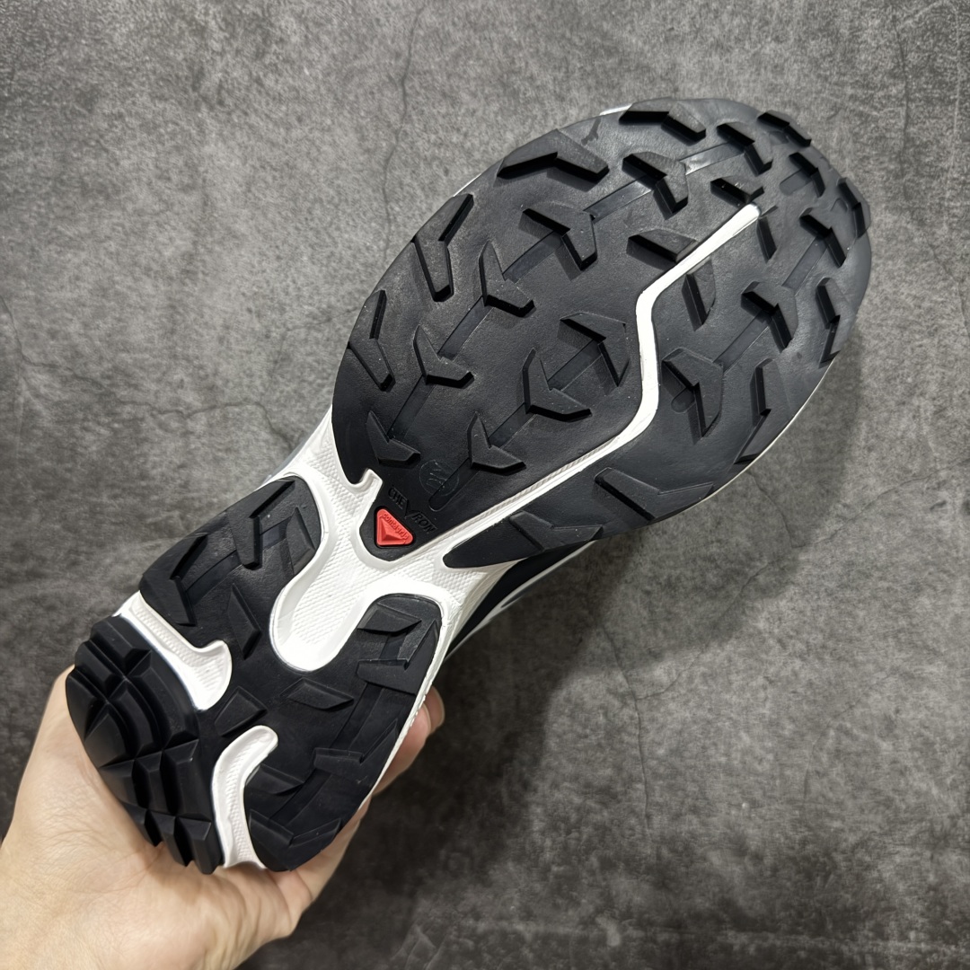 图片[9]-【巅峰版】 Salomon XT-6 灰蓝色 萨洛蒙复古潮流户外机能登山跑鞋 478640 纯原外贸平台特供订单 耗时半年巨作 全套原纸板楦头开发 原厂特供网布配套加持 确保原汁原味 完美呈现版型 原档数据独家私模五层组合大底 原装Ortholite轻量化鞋垫 中底布带钢印编号 原厂TPU锁扣 进口港宝加持 后跟自然饱满 还原公司包裹性 鞋面以“锯齿”状的包裹系统呈现 在基色底之下加入了各种色点缀 将公司的最新技术和时尚前卫的造型融入耐用的长跑款式中 鞋面由 TPU 薄膜制成 并焊接在高耐磨网眼上 使其既时尚又坚固 由 ACS底盘支撑 可增强稳定性和支撑力 以及由橡胶凸耳 Contragrip外底覆盖的 EVA 缓冲中底 旨在应对崎岖的地形 鞋舌上的彩色Salomon 标签、Quicklace 系统以及鞋头、鞋舌和鞋跟上的附加品牌使细节更加完美 让穿着者可以轻松驾驭户外与通勤下的任何运动生活场景 无缝鞋身户外随意纵横 颜值与脚感兼备 出街通勤 绝对非常吸睛 你值得拥有 尺码：36 36.5 37.5 38 38.5 39 40 40.5 41 42 42.5 43 44 44.5 45-选品中心
