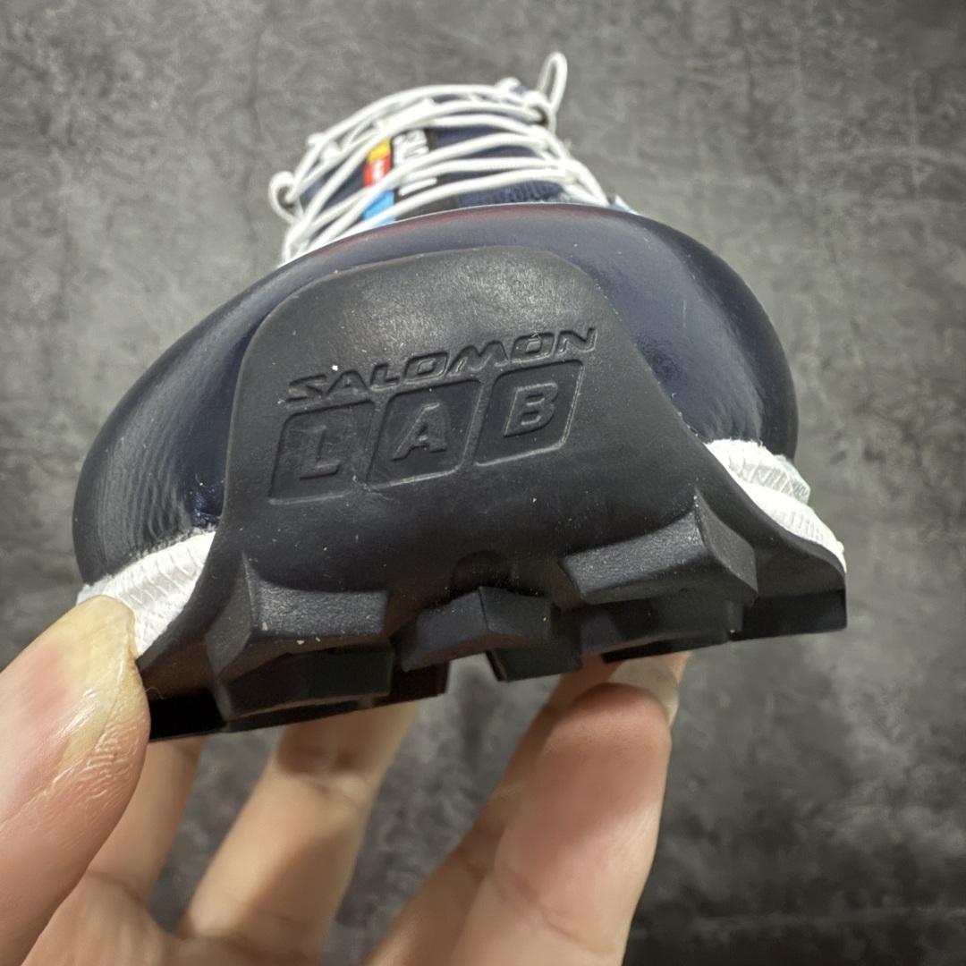 图片[5]-【巅峰版】 Salomon XT-6 灰蓝色 萨洛蒙复古潮流户外机能登山跑鞋 478640 纯原外贸平台特供订单 耗时半年巨作 全套原纸板楦头开发 原厂特供网布配套加持 确保原汁原味 完美呈现版型 原档数据独家私模五层组合大底 原装Ortholite轻量化鞋垫 中底布带钢印编号 原厂TPU锁扣 进口港宝加持 后跟自然饱满 还原公司包裹性 鞋面以“锯齿”状的包裹系统呈现 在基色底之下加入了各种色点缀 将公司的最新技术和时尚前卫的造型融入耐用的长跑款式中 鞋面由 TPU 薄膜制成 并焊接在高耐磨网眼上 使其既时尚又坚固 由 ACS底盘支撑 可增强稳定性和支撑力 以及由橡胶凸耳 Contragrip外底覆盖的 EVA 缓冲中底 旨在应对崎岖的地形 鞋舌上的彩色Salomon 标签、Quicklace 系统以及鞋头、鞋舌和鞋跟上的附加品牌使细节更加完美 让穿着者可以轻松驾驭户外与通勤下的任何运动生活场景 无缝鞋身户外随意纵横 颜值与脚感兼备 出街通勤 绝对非常吸睛 你值得拥有 尺码：36 36.5 37.5 38 38.5 39 40 40.5 41 42 42.5 43 44 44.5 45-选品中心