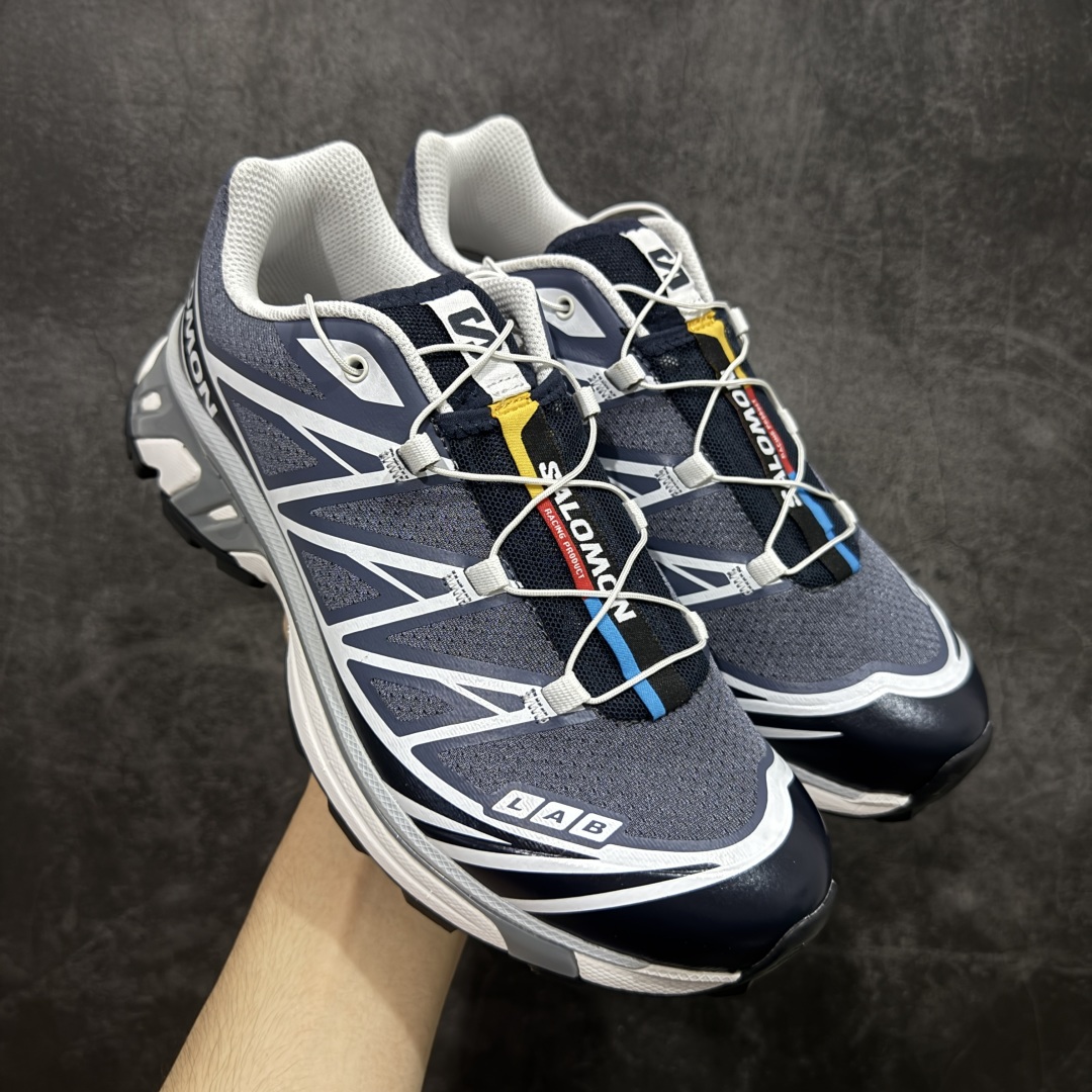 【巅峰版】 Salomon XT-6 灰蓝色 萨洛蒙复古潮流户外机能登山跑鞋 478640 纯原外贸平台特供订单 耗时半年巨作 全套原纸板楦头开发 原厂特供网布配套加持 确保原汁原味 完美呈现版型 原档数据独家私模五层组合大底 原装Ortholite轻量化鞋垫 中底布带钢印编号 原厂TPU锁扣 进口港宝加持 后跟自然饱满 还原公司包裹性 鞋面以“锯齿”状的包裹系统呈现 在基色底之下加入了各种色点缀 将公司的最新技术和时尚前卫的造型融入耐用的长跑款式中 鞋面由 TPU 薄膜制成 并焊接在高耐磨网眼上 使其既时尚又坚固 由 ACS底盘支撑 可增强稳定性和支撑力 以及由橡胶凸耳 Contragrip外底覆盖的 EVA 缓冲中底 旨在应对崎岖的地形 鞋舌上的彩色Salomon 标签、Quicklace 系统以及鞋头、鞋舌和鞋跟上的附加品牌使细节更加完美 让穿着者可以轻松驾驭户外与通勤下的任何运动生活场景 无缝鞋身户外随意纵横 颜值与脚感兼备 出街通勤 绝对非常吸睛 你值得拥有 尺码:36 36.5 37.5 38 38.5 39 40 40.5 41 42 42.5 43 44 44.5 45-选品中心