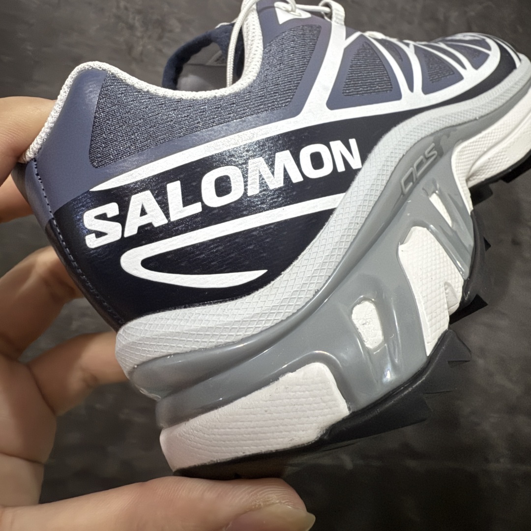 图片[2]-【巅峰版】 Salomon XT-6 灰蓝色 萨洛蒙复古潮流户外机能登山跑鞋 478640 纯原外贸平台特供订单 耗时半年巨作 全套原纸板楦头开发 原厂特供网布配套加持 确保原汁原味 完美呈现版型 原档数据独家私模五层组合大底 原装Ortholite轻量化鞋垫 中底布带钢印编号 原厂TPU锁扣 进口港宝加持 后跟自然饱满 还原公司包裹性 鞋面以“锯齿”状的包裹系统呈现 在基色底之下加入了各种色点缀 将公司的最新技术和时尚前卫的造型融入耐用的长跑款式中 鞋面由 TPU 薄膜制成 并焊接在高耐磨网眼上 使其既时尚又坚固 由 ACS底盘支撑 可增强稳定性和支撑力 以及由橡胶凸耳 Contragrip外底覆盖的 EVA 缓冲中底 旨在应对崎岖的地形 鞋舌上的彩色Salomon 标签、Quicklace 系统以及鞋头、鞋舌和鞋跟上的附加品牌使细节更加完美 让穿着者可以轻松驾驭户外与通勤下的任何运动生活场景 无缝鞋身户外随意纵横 颜值与脚感兼备 出街通勤 绝对非常吸睛 你值得拥有 尺码：36 36.5 37.5 38 38.5 39 40 40.5 41 42 42.5 43 44 44.5 45-选品中心