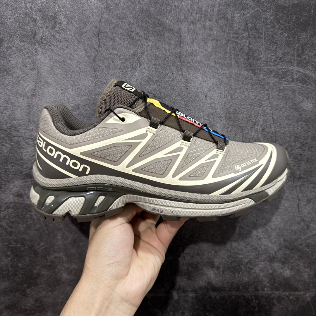 【PZ防水版】 Salomon XT-6 Gore-Tex防水款 萨洛蒙复古潮流户外机能登山跑鞋 浅棕色 417412 真正防水版本 区别假材料 纯原外贸平台特供订单 耗时半年巨作 全套原纸板楦头开发 原厂特供网布配套加持 确保原汁原味 完美呈现版型 原档数据独家私模五层组合大底 原装Ortholite轻量化鞋垫 中底布带钢印编号 原厂TPU锁扣 进口港宝加持 后跟自然饱满 还原公司包裹性 鞋面以“锯齿”状的包裹系统呈现 在基色底之下加入了各种色点缀 将公司的最新技术和时尚前卫的造型融入耐用的长跑款式中 鞋面由 TPU 薄膜制成 并焊接在高耐磨网眼上 使其既时尚又坚固 由 ACS底盘支撑 可增强稳定性和支撑力 以及由橡胶凸耳 Contragrip外底覆盖的 EVA 缓冲中底 旨在应对崎岖的地形 鞋舌上的彩色Salomon 标签、Quicklace 系统以及鞋头、鞋舌和鞋跟上的附加品牌使细节更加完美 让穿着者可以轻松驾驭户外与通勤下的任何运动生活场景 无缝鞋身户外随意纵横 颜值与脚感兼备 出街通勤 绝对非常吸睛 你值得拥有 尺码:36 36.5 37.5 38 38.5 39 40 40.5 41 42 42.5 43 44 44.5 45-选品中心