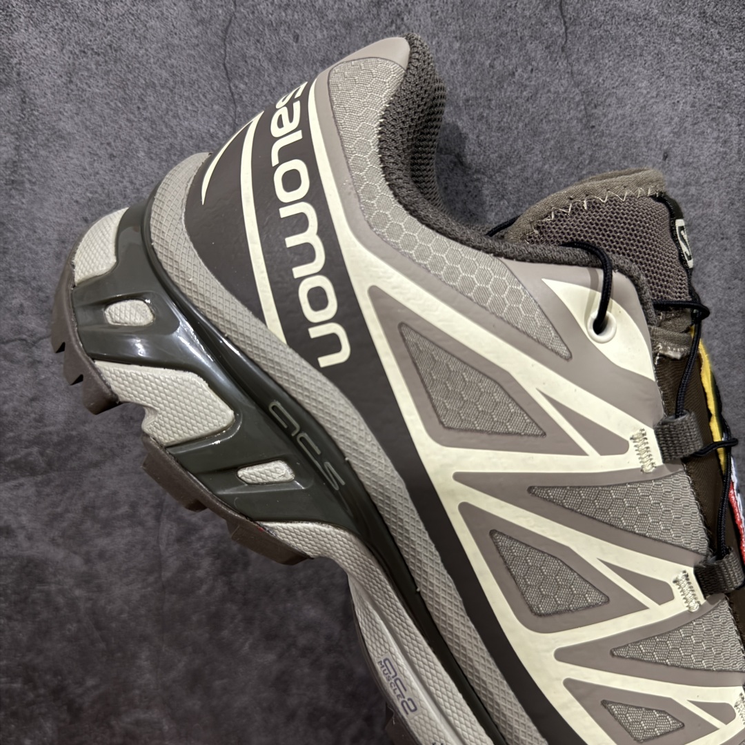 图片[7]-【PZ防水版】 Salomon XT-6 Gore-Tex防水款 萨洛蒙复古潮流户外机能登山跑鞋 浅棕色 417412 真正防水版本 区别假材料 纯原外贸平台特供订单 耗时半年巨作 全套原纸板楦头开发 原厂特供网布配套加持 确保原汁原味 完美呈现版型 原档数据独家私模五层组合大底 原装Ortholite轻量化鞋垫 中底布带钢印编号 原厂TPU锁扣 进口港宝加持 后跟自然饱满 还原公司包裹性 鞋面以“锯齿”状的包裹系统呈现 在基色底之下加入了各种色点缀 将公司的最新技术和时尚前卫的造型融入耐用的长跑款式中 鞋面由 TPU 薄膜制成 并焊接在高耐磨网眼上 使其既时尚又坚固 由 ACS底盘支撑 可增强稳定性和支撑力 以及由橡胶凸耳 Contragrip外底覆盖的 EVA 缓冲中底 旨在应对崎岖的地形 鞋舌上的彩色Salomon 标签、Quicklace 系统以及鞋头、鞋舌和鞋跟上的附加品牌使细节更加完美 让穿着者可以轻松驾驭户外与通勤下的任何运动生活场景 无缝鞋身户外随意纵横 颜值与脚感兼备 出街通勤 绝对非常吸睛 你值得拥有 尺码：36 36.5 37.5 38 38.5 39 40 40.5 41 42 42.5 43 44 44.5 45-选品中心