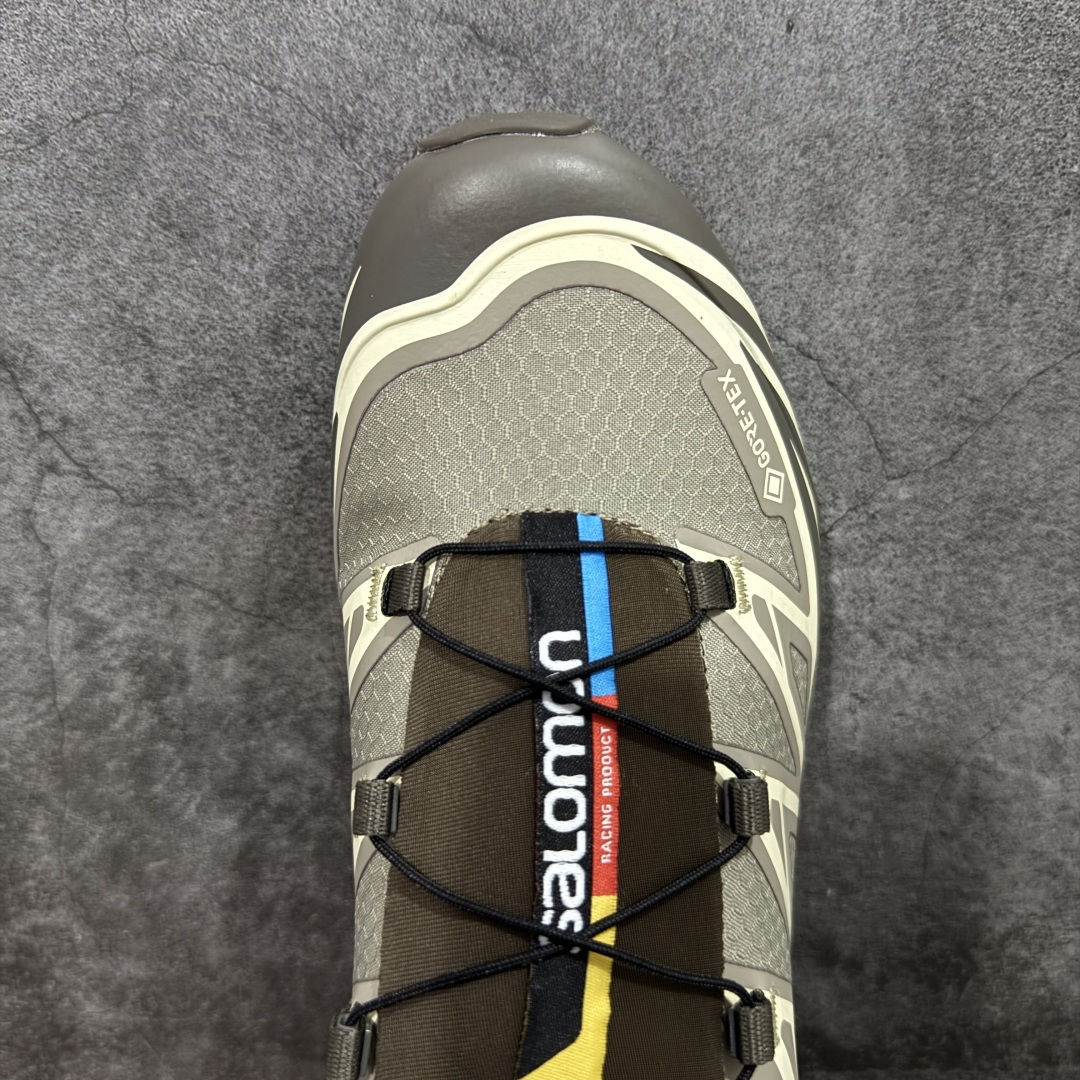 图片[5]-【PZ防水版】 Salomon XT-6 Gore-Tex防水款 萨洛蒙复古潮流户外机能登山跑鞋 浅棕色 417412 真正防水版本 区别假材料 纯原外贸平台特供订单 耗时半年巨作 全套原纸板楦头开发 原厂特供网布配套加持 确保原汁原味 完美呈现版型 原档数据独家私模五层组合大底 原装Ortholite轻量化鞋垫 中底布带钢印编号 原厂TPU锁扣 进口港宝加持 后跟自然饱满 还原公司包裹性 鞋面以“锯齿”状的包裹系统呈现 在基色底之下加入了各种色点缀 将公司的最新技术和时尚前卫的造型融入耐用的长跑款式中 鞋面由 TPU 薄膜制成 并焊接在高耐磨网眼上 使其既时尚又坚固 由 ACS底盘支撑 可增强稳定性和支撑力 以及由橡胶凸耳 Contragrip外底覆盖的 EVA 缓冲中底 旨在应对崎岖的地形 鞋舌上的彩色Salomon 标签、Quicklace 系统以及鞋头、鞋舌和鞋跟上的附加品牌使细节更加完美 让穿着者可以轻松驾驭户外与通勤下的任何运动生活场景 无缝鞋身户外随意纵横 颜值与脚感兼备 出街通勤 绝对非常吸睛 你值得拥有 尺码：36 36.5 37.5 38 38.5 39 40 40.5 41 42 42.5 43 44 44.5 45-选品中心