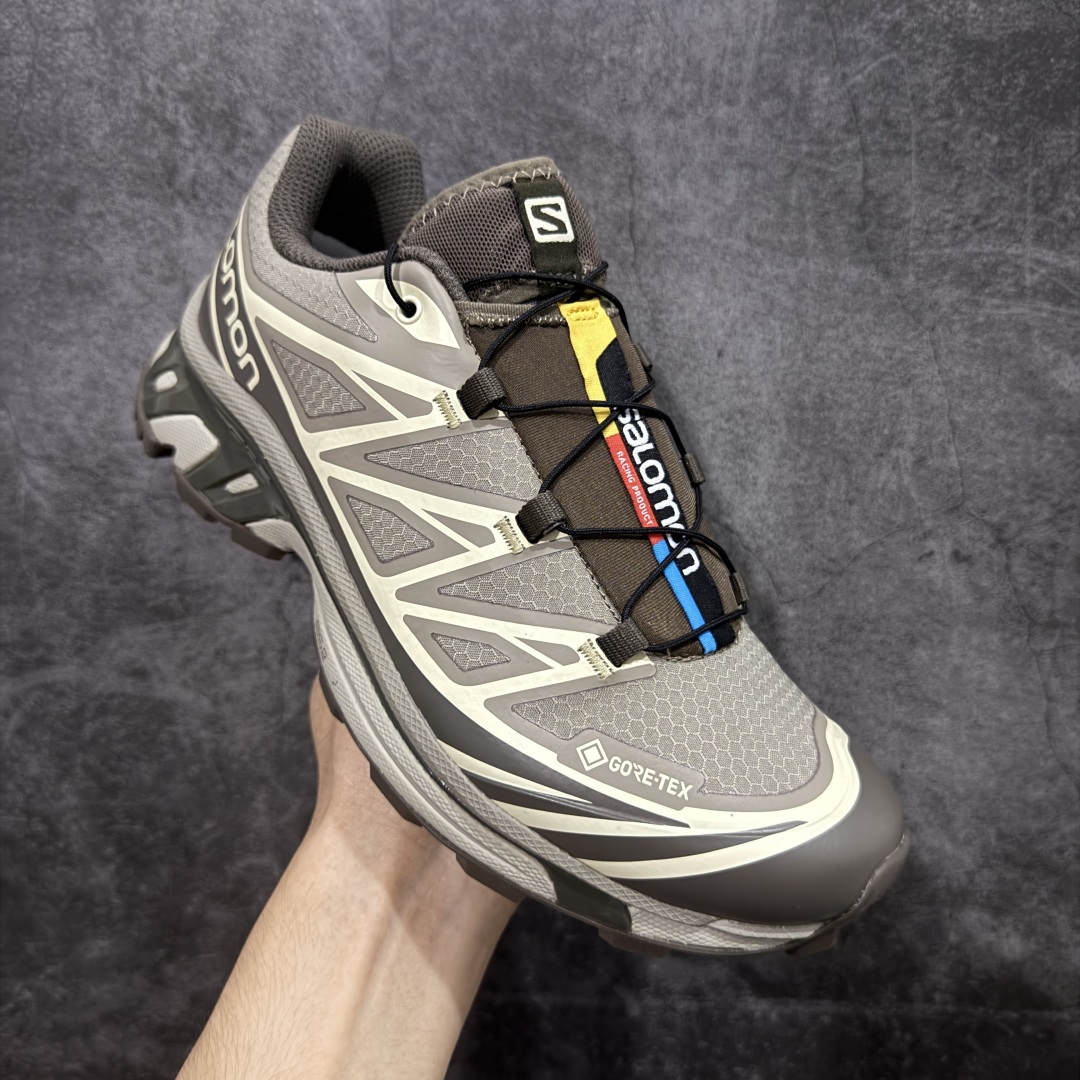图片[3]-【PZ防水版】 Salomon XT-6 Gore-Tex防水款 萨洛蒙复古潮流户外机能登山跑鞋 浅棕色 417412 真正防水版本 区别假材料 纯原外贸平台特供订单 耗时半年巨作 全套原纸板楦头开发 原厂特供网布配套加持 确保原汁原味 完美呈现版型 原档数据独家私模五层组合大底 原装Ortholite轻量化鞋垫 中底布带钢印编号 原厂TPU锁扣 进口港宝加持 后跟自然饱满 还原公司包裹性 鞋面以“锯齿”状的包裹系统呈现 在基色底之下加入了各种色点缀 将公司的最新技术和时尚前卫的造型融入耐用的长跑款式中 鞋面由 TPU 薄膜制成 并焊接在高耐磨网眼上 使其既时尚又坚固 由 ACS底盘支撑 可增强稳定性和支撑力 以及由橡胶凸耳 Contragrip外底覆盖的 EVA 缓冲中底 旨在应对崎岖的地形 鞋舌上的彩色Salomon 标签、Quicklace 系统以及鞋头、鞋舌和鞋跟上的附加品牌使细节更加完美 让穿着者可以轻松驾驭户外与通勤下的任何运动生活场景 无缝鞋身户外随意纵横 颜值与脚感兼备 出街通勤 绝对非常吸睛 你值得拥有 尺码：36 36.5 37.5 38 38.5 39 40 40.5 41 42 42.5 43 44 44.5 45-选品中心