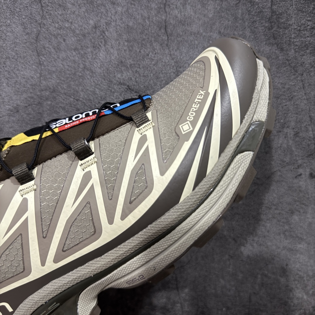 图片[6]-【PZ防水版】 Salomon XT-6 Gore-Tex防水款 萨洛蒙复古潮流户外机能登山跑鞋 浅棕色 417412 真正防水版本 区别假材料 纯原外贸平台特供订单 耗时半年巨作 全套原纸板楦头开发 原厂特供网布配套加持 确保原汁原味 完美呈现版型 原档数据独家私模五层组合大底 原装Ortholite轻量化鞋垫 中底布带钢印编号 原厂TPU锁扣 进口港宝加持 后跟自然饱满 还原公司包裹性 鞋面以“锯齿”状的包裹系统呈现 在基色底之下加入了各种色点缀 将公司的最新技术和时尚前卫的造型融入耐用的长跑款式中 鞋面由 TPU 薄膜制成 并焊接在高耐磨网眼上 使其既时尚又坚固 由 ACS底盘支撑 可增强稳定性和支撑力 以及由橡胶凸耳 Contragrip外底覆盖的 EVA 缓冲中底 旨在应对崎岖的地形 鞋舌上的彩色Salomon 标签、Quicklace 系统以及鞋头、鞋舌和鞋跟上的附加品牌使细节更加完美 让穿着者可以轻松驾驭户外与通勤下的任何运动生活场景 无缝鞋身户外随意纵横 颜值与脚感兼备 出街通勤 绝对非常吸睛 你值得拥有 尺码：36 36.5 37.5 38 38.5 39 40 40.5 41 42 42.5 43 44 44.5 45-选品中心