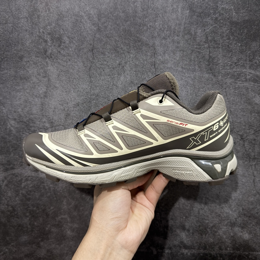 图片[2]-【PZ防水版】 Salomon XT-6 Gore-Tex防水款 萨洛蒙复古潮流户外机能登山跑鞋 浅棕色 417412 真正防水版本 区别假材料 纯原外贸平台特供订单 耗时半年巨作 全套原纸板楦头开发 原厂特供网布配套加持 确保原汁原味 完美呈现版型 原档数据独家私模五层组合大底 原装Ortholite轻量化鞋垫 中底布带钢印编号 原厂TPU锁扣 进口港宝加持 后跟自然饱满 还原公司包裹性 鞋面以“锯齿”状的包裹系统呈现 在基色底之下加入了各种色点缀 将公司的最新技术和时尚前卫的造型融入耐用的长跑款式中 鞋面由 TPU 薄膜制成 并焊接在高耐磨网眼上 使其既时尚又坚固 由 ACS底盘支撑 可增强稳定性和支撑力 以及由橡胶凸耳 Contragrip外底覆盖的 EVA 缓冲中底 旨在应对崎岖的地形 鞋舌上的彩色Salomon 标签、Quicklace 系统以及鞋头、鞋舌和鞋跟上的附加品牌使细节更加完美 让穿着者可以轻松驾驭户外与通勤下的任何运动生活场景 无缝鞋身户外随意纵横 颜值与脚感兼备 出街通勤 绝对非常吸睛 你值得拥有 尺码：36 36.5 37.5 38 38.5 39 40 40.5 41 42 42.5 43 44 44.5 45-选品中心