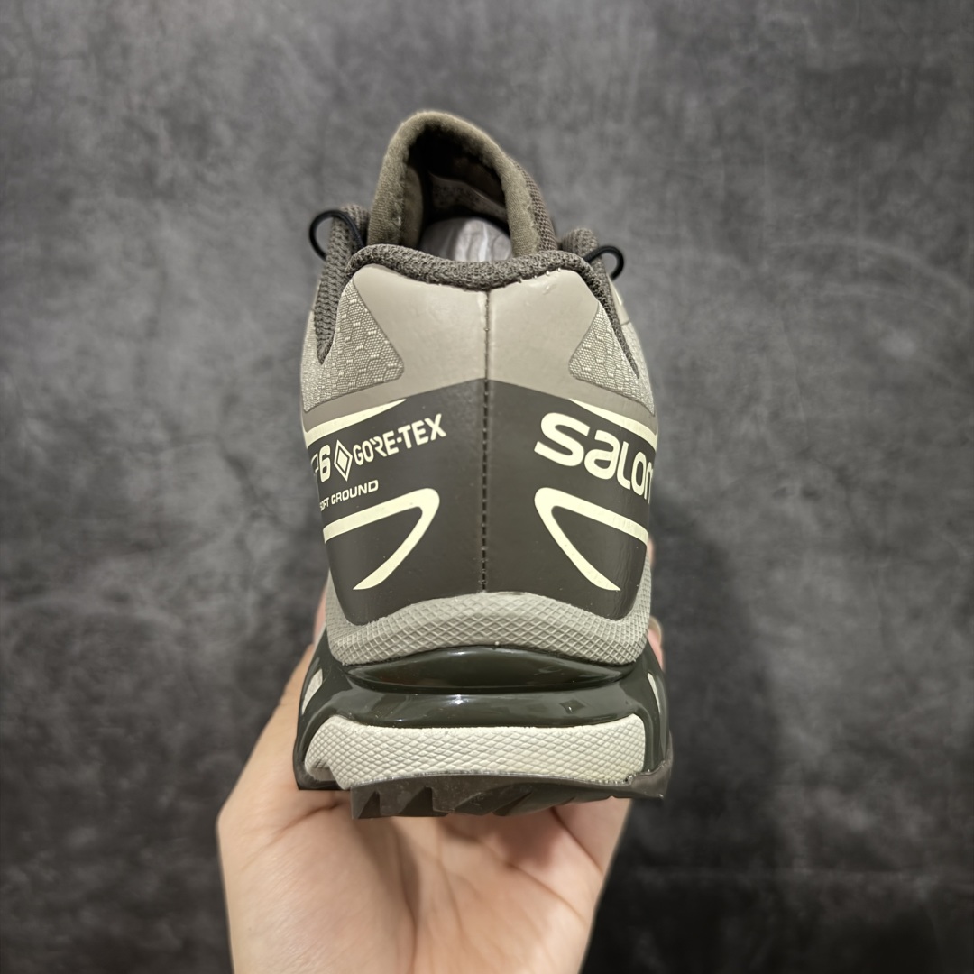 图片[4]-【PZ防水版】 Salomon XT-6 Gore-Tex防水款 萨洛蒙复古潮流户外机能登山跑鞋 浅棕色 417412 真正防水版本 区别假材料 纯原外贸平台特供订单 耗时半年巨作 全套原纸板楦头开发 原厂特供网布配套加持 确保原汁原味 完美呈现版型 原档数据独家私模五层组合大底 原装Ortholite轻量化鞋垫 中底布带钢印编号 原厂TPU锁扣 进口港宝加持 后跟自然饱满 还原公司包裹性 鞋面以“锯齿”状的包裹系统呈现 在基色底之下加入了各种色点缀 将公司的最新技术和时尚前卫的造型融入耐用的长跑款式中 鞋面由 TPU 薄膜制成 并焊接在高耐磨网眼上 使其既时尚又坚固 由 ACS底盘支撑 可增强稳定性和支撑力 以及由橡胶凸耳 Contragrip外底覆盖的 EVA 缓冲中底 旨在应对崎岖的地形 鞋舌上的彩色Salomon 标签、Quicklace 系统以及鞋头、鞋舌和鞋跟上的附加品牌使细节更加完美 让穿着者可以轻松驾驭户外与通勤下的任何运动生活场景 无缝鞋身户外随意纵横 颜值与脚感兼备 出街通勤 绝对非常吸睛 你值得拥有 尺码：36 36.5 37.5 38 38.5 39 40 40.5 41 42 42.5 43 44 44.5 45-选品中心