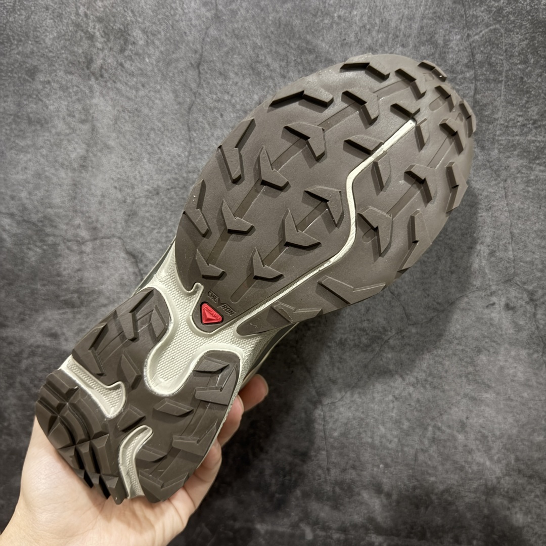 图片[9]-【PZ防水版】 Salomon XT-6 Gore-Tex防水款 萨洛蒙复古潮流户外机能登山跑鞋 浅棕色 417412 真正防水版本 区别假材料 纯原外贸平台特供订单 耗时半年巨作 全套原纸板楦头开发 原厂特供网布配套加持 确保原汁原味 完美呈现版型 原档数据独家私模五层组合大底 原装Ortholite轻量化鞋垫 中底布带钢印编号 原厂TPU锁扣 进口港宝加持 后跟自然饱满 还原公司包裹性 鞋面以“锯齿”状的包裹系统呈现 在基色底之下加入了各种色点缀 将公司的最新技术和时尚前卫的造型融入耐用的长跑款式中 鞋面由 TPU 薄膜制成 并焊接在高耐磨网眼上 使其既时尚又坚固 由 ACS底盘支撑 可增强稳定性和支撑力 以及由橡胶凸耳 Contragrip外底覆盖的 EVA 缓冲中底 旨在应对崎岖的地形 鞋舌上的彩色Salomon 标签、Quicklace 系统以及鞋头、鞋舌和鞋跟上的附加品牌使细节更加完美 让穿着者可以轻松驾驭户外与通勤下的任何运动生活场景 无缝鞋身户外随意纵横 颜值与脚感兼备 出街通勤 绝对非常吸睛 你值得拥有 尺码：36 36.5 37.5 38 38.5 39 40 40.5 41 42 42.5 43 44 44.5 45-选品中心