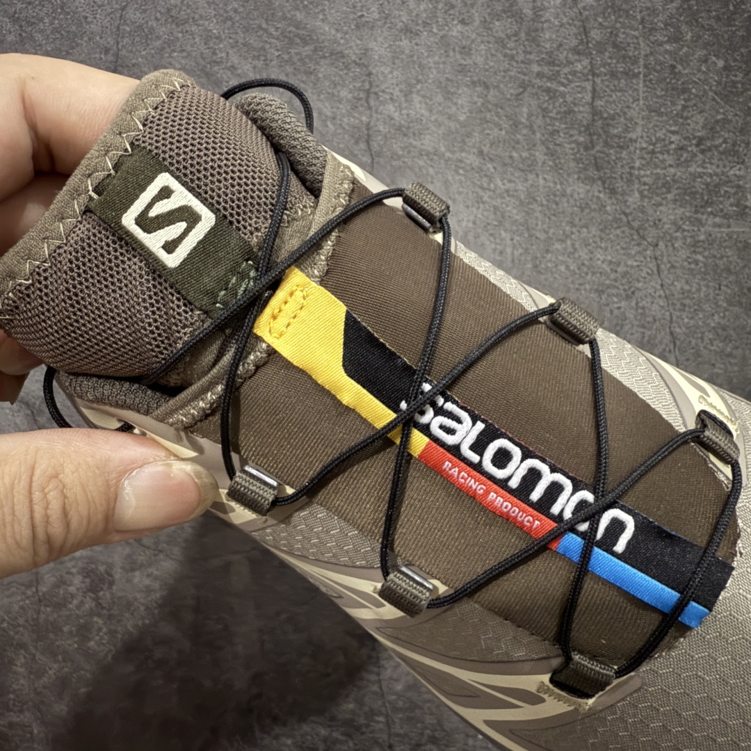图片[5]-【PZ防水版】 Salomon XT-6 Gore-Tex防水款 萨洛蒙复古潮流户外机能登山跑鞋 浅棕色 417412 真正防水版本 区别假材料 纯原外贸平台特供订单 耗时半年巨作 全套原纸板楦头开发 原厂特供网布配套加持 确保原汁原味 完美呈现版型 原档数据独家私模五层组合大底 原装Ortholite轻量化鞋垫 中底布带钢印编号 原厂TPU锁扣 进口港宝加持 后跟自然饱满 还原公司包裹性 鞋面以“锯齿”状的包裹系统呈现 在基色底之下加入了各种色点缀 将公司的最新技术和时尚前卫的造型融入耐用的长跑款式中 鞋面由 TPU 薄膜制成 并焊接在高耐磨网眼上 使其既时尚又坚固 由 ACS底盘支撑 可增强稳定性和支撑力 以及由橡胶凸耳 Contragrip外底覆盖的 EVA 缓冲中底 旨在应对崎岖的地形 鞋舌上的彩色Salomon 标签、Quicklace 系统以及鞋头、鞋舌和鞋跟上的附加品牌使细节更加完美 让穿着者可以轻松驾驭户外与通勤下的任何运动生活场景 无缝鞋身户外随意纵横 颜值与脚感兼备 出街通勤 绝对非常吸睛 你值得拥有 尺码：36 36.5 37.5 38 38.5 39 40 40.5 41 42 42.5 43 44 44.5 45-选品中心