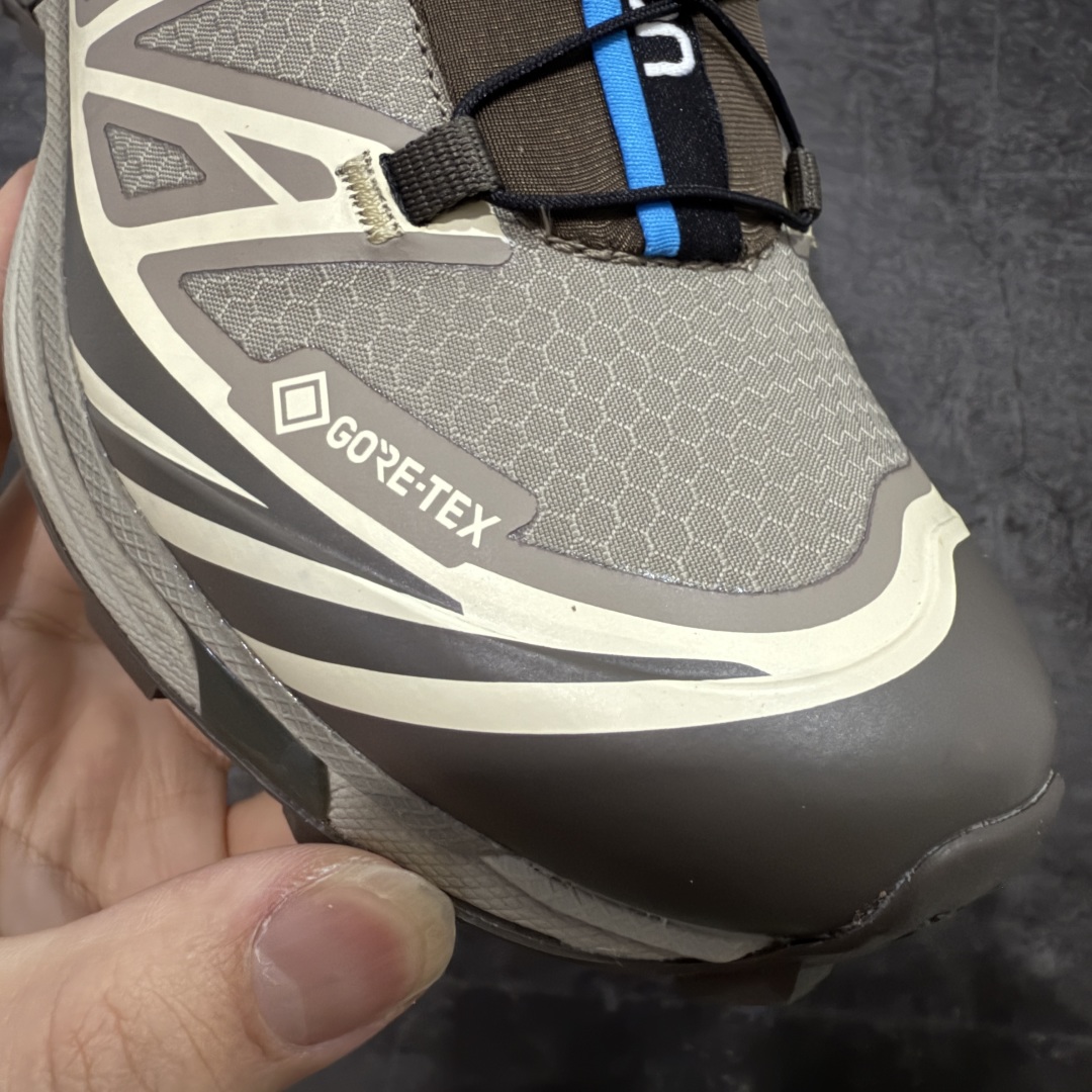 图片[4]-【PZ防水版】 Salomon XT-6 Gore-Tex防水款 萨洛蒙复古潮流户外机能登山跑鞋 浅棕色 417412 真正防水版本 区别假材料 纯原外贸平台特供订单 耗时半年巨作 全套原纸板楦头开发 原厂特供网布配套加持 确保原汁原味 完美呈现版型 原档数据独家私模五层组合大底 原装Ortholite轻量化鞋垫 中底布带钢印编号 原厂TPU锁扣 进口港宝加持 后跟自然饱满 还原公司包裹性 鞋面以“锯齿”状的包裹系统呈现 在基色底之下加入了各种色点缀 将公司的最新技术和时尚前卫的造型融入耐用的长跑款式中 鞋面由 TPU 薄膜制成 并焊接在高耐磨网眼上 使其既时尚又坚固 由 ACS底盘支撑 可增强稳定性和支撑力 以及由橡胶凸耳 Contragrip外底覆盖的 EVA 缓冲中底 旨在应对崎岖的地形 鞋舌上的彩色Salomon 标签、Quicklace 系统以及鞋头、鞋舌和鞋跟上的附加品牌使细节更加完美 让穿着者可以轻松驾驭户外与通勤下的任何运动生活场景 无缝鞋身户外随意纵横 颜值与脚感兼备 出街通勤 绝对非常吸睛 你值得拥有 尺码：36 36.5 37.5 38 38.5 39 40 40.5 41 42 42.5 43 44 44.5 45-选品中心